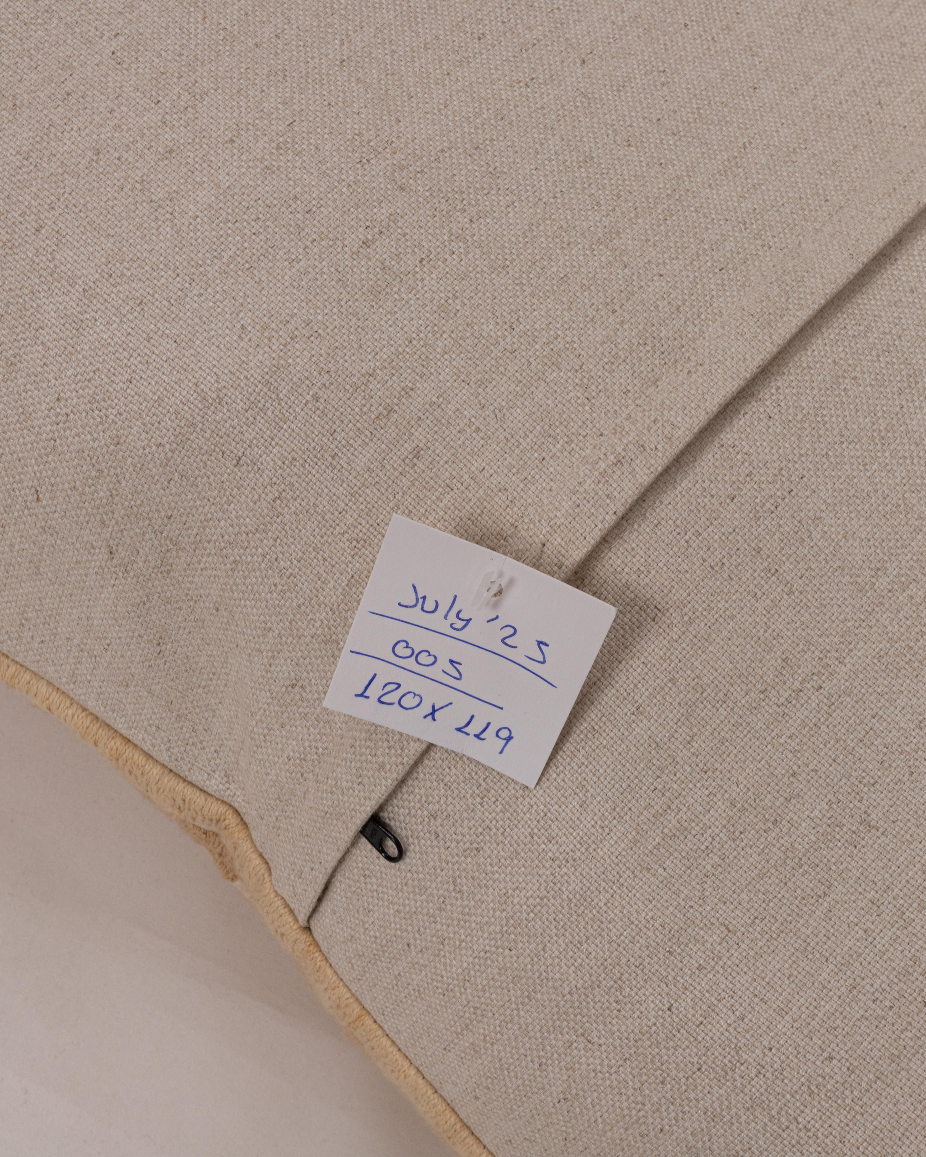 Coussin de sol géant fabriqué à partir d'une Suzani ouzbeke vintage en vente 5
