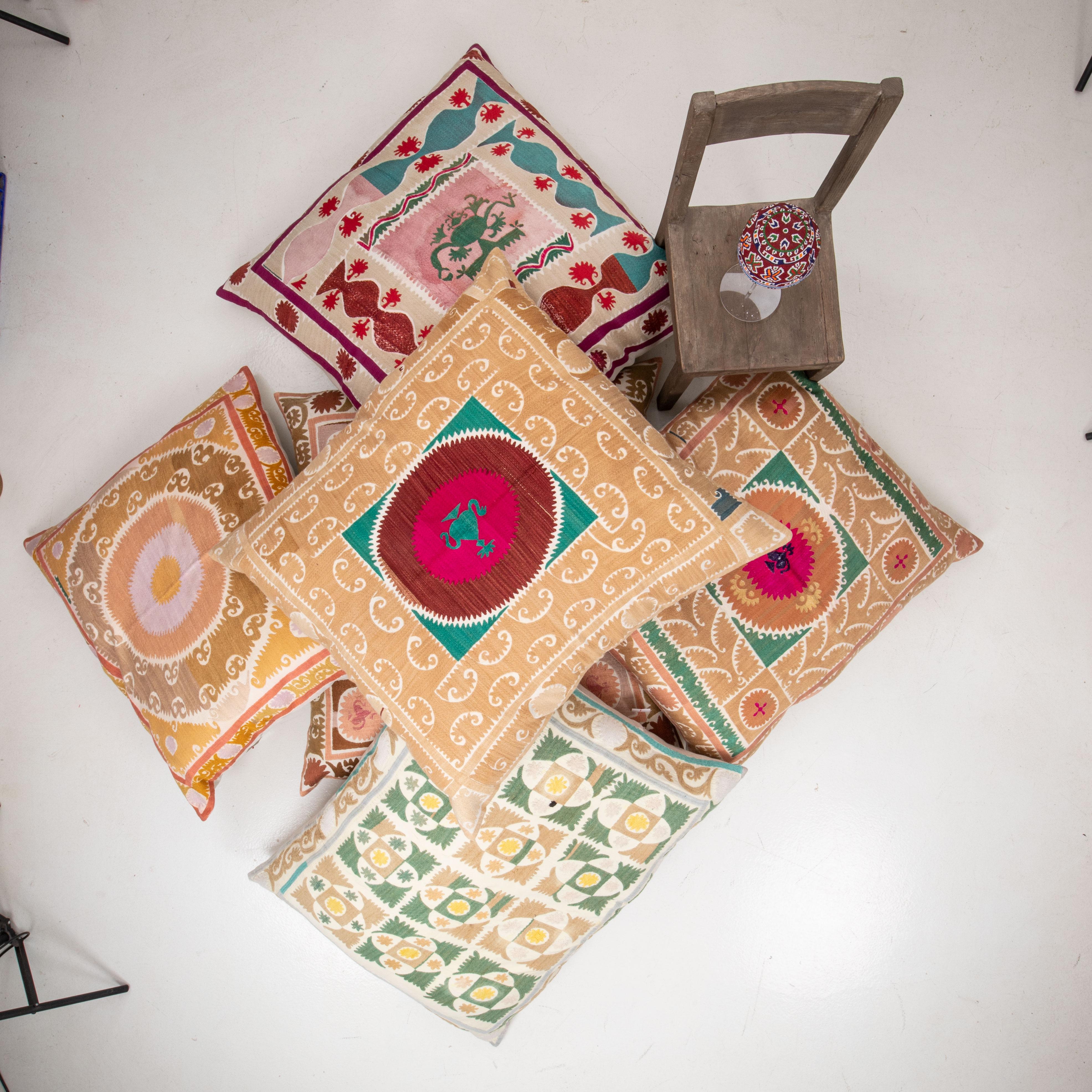 Coussin de sol géant fabriqué à partir d'une Suzani ouzbeke vintage en vente 6