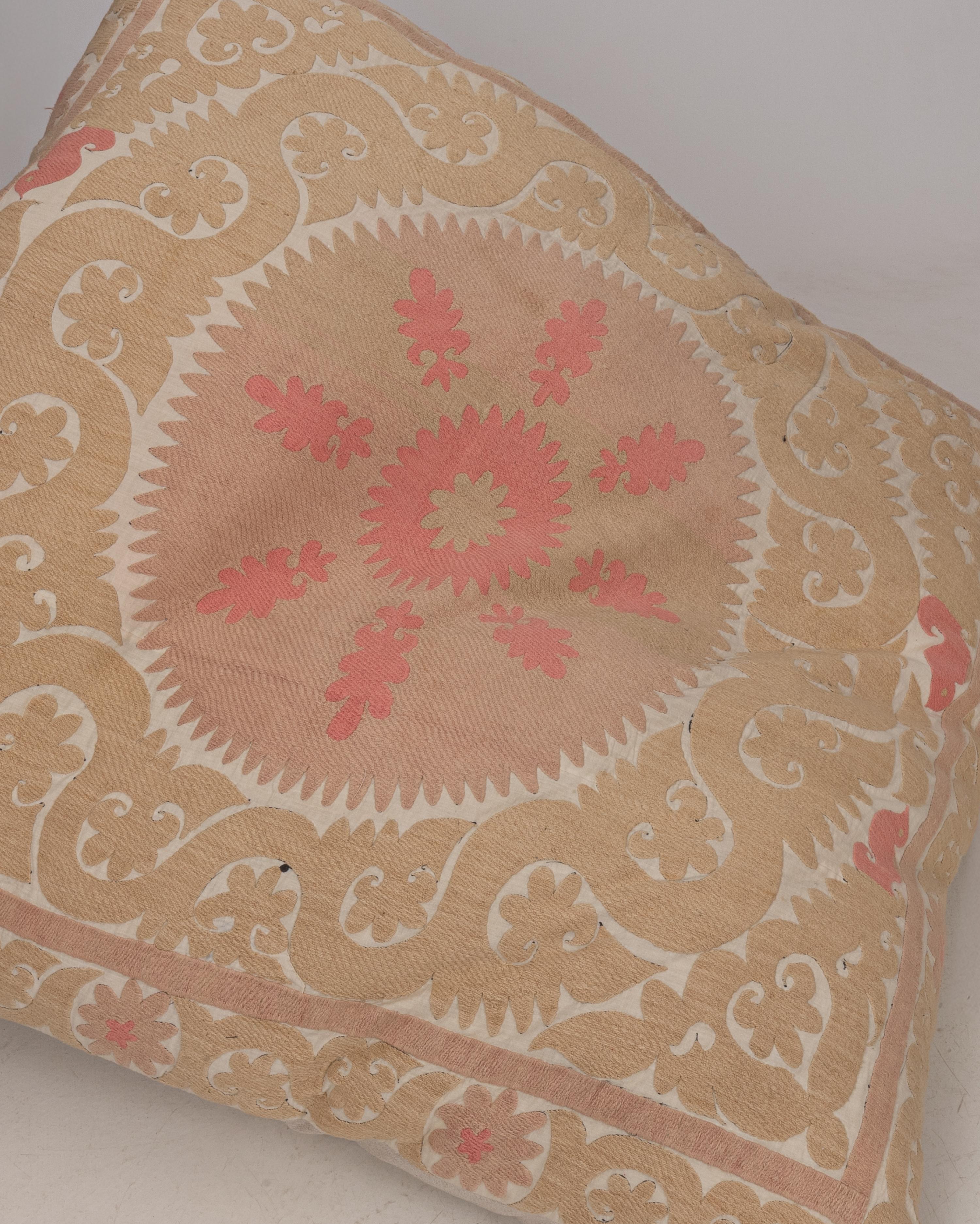 Coussin de sol géant fabriqué à partir d'une Suzani ouzbeke vintage en vente 6