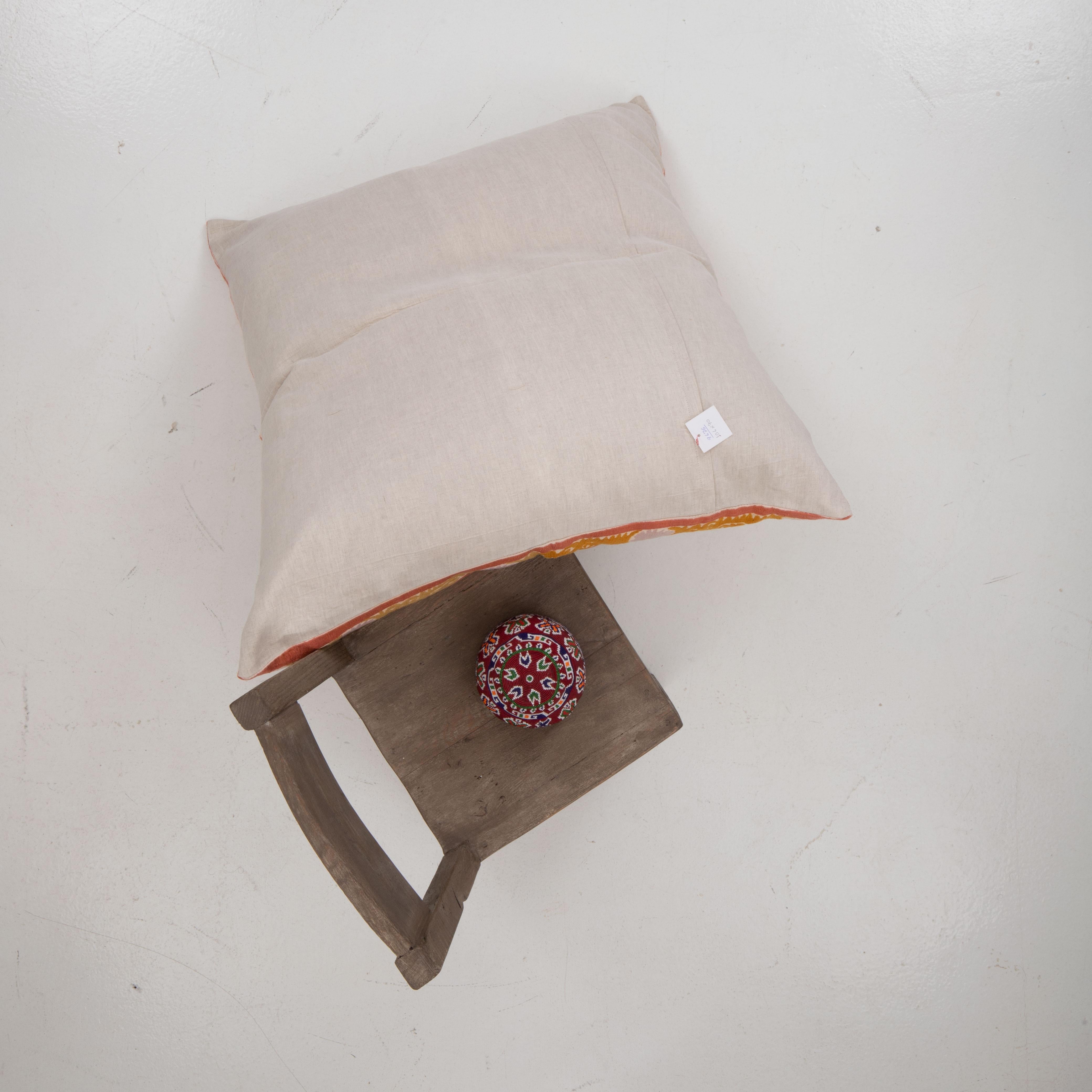 Ouzbek Coussin de sol géant fabriqué à partir d'une Suzani ouzbeke vintage