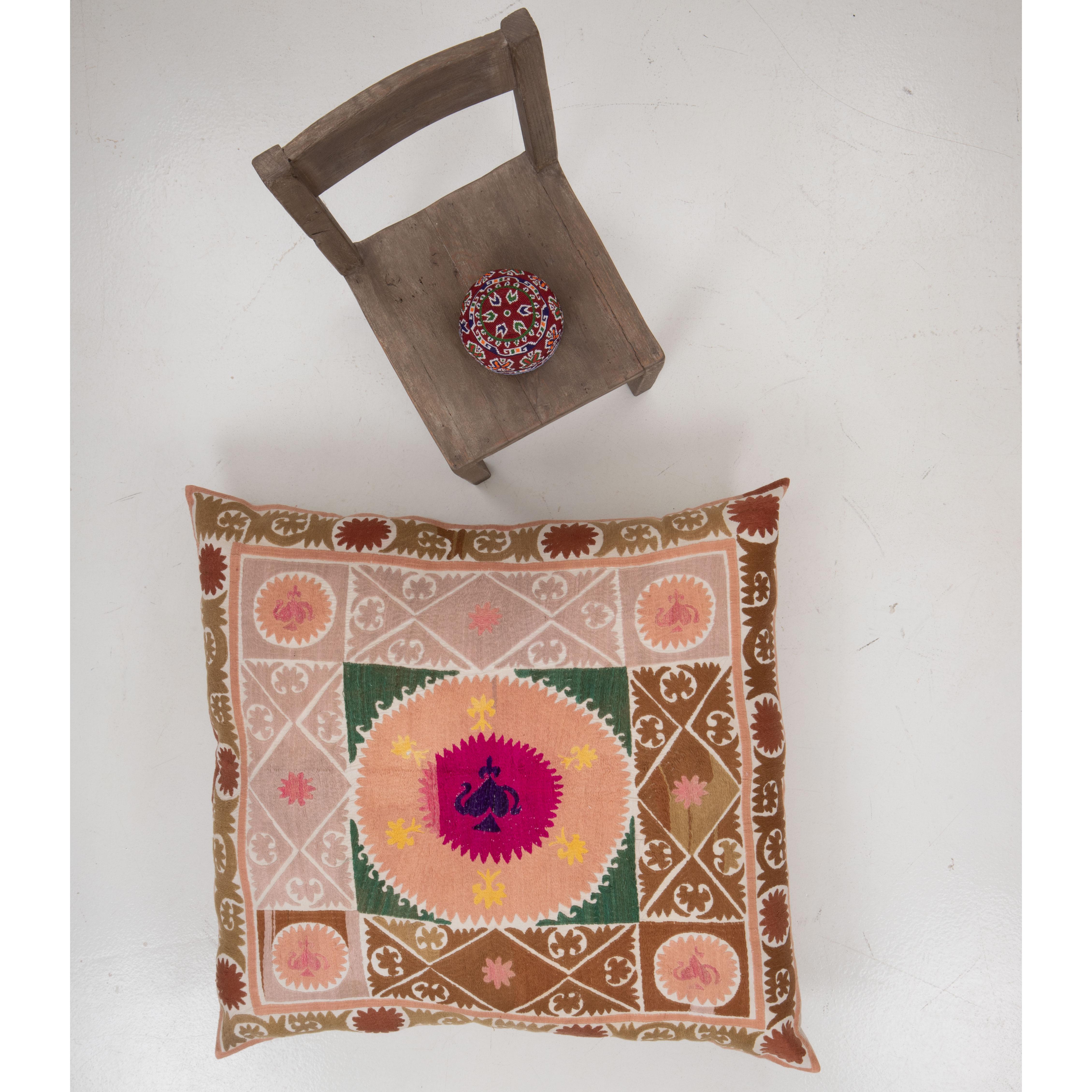 Ouzbek Coussin de sol géant fabriqué à partir d'une Suzani ouzbeke vintage en vente