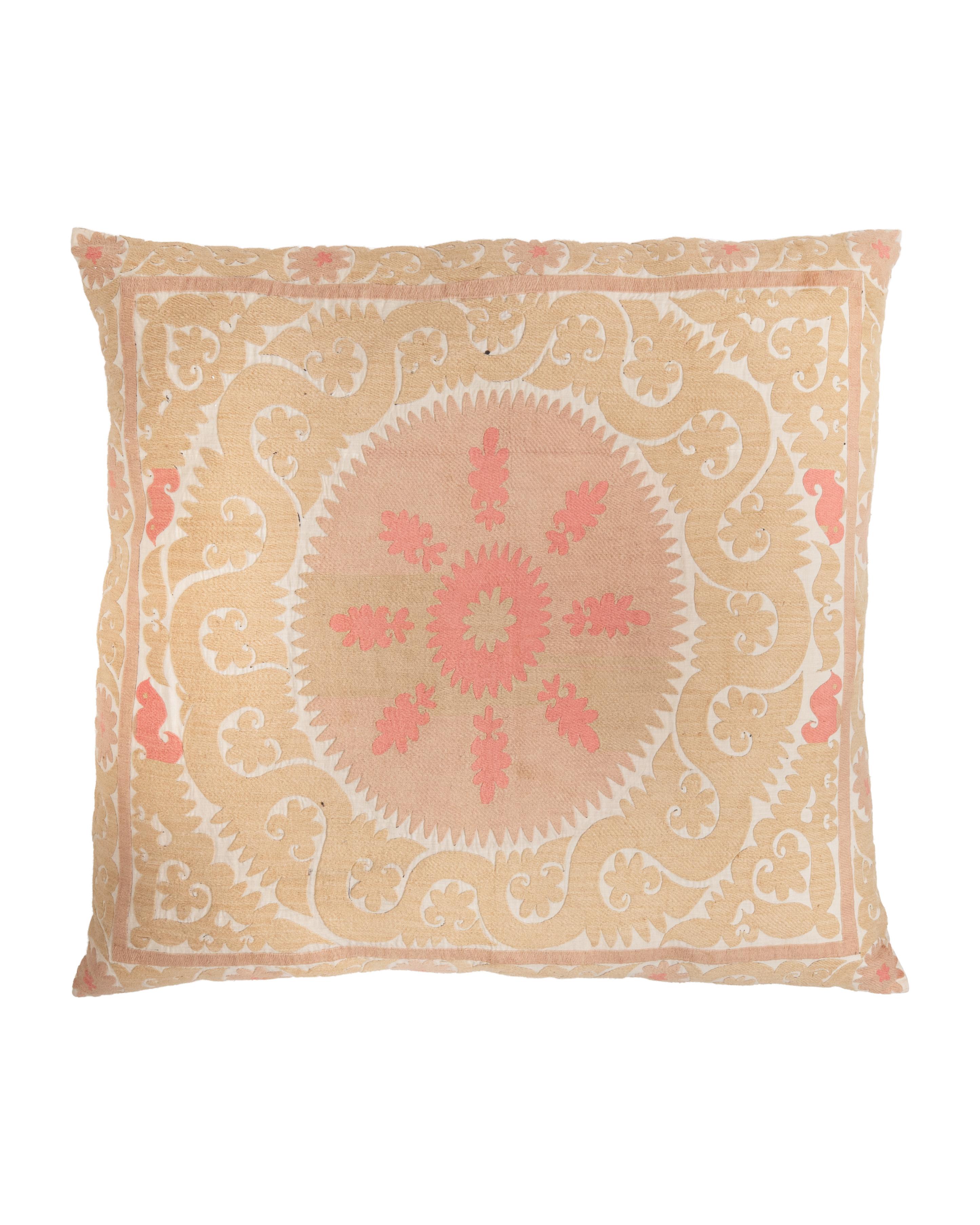 Ouzbek Coussin de sol géant fabriqué à partir d'une Suzani ouzbeke vintage en vente