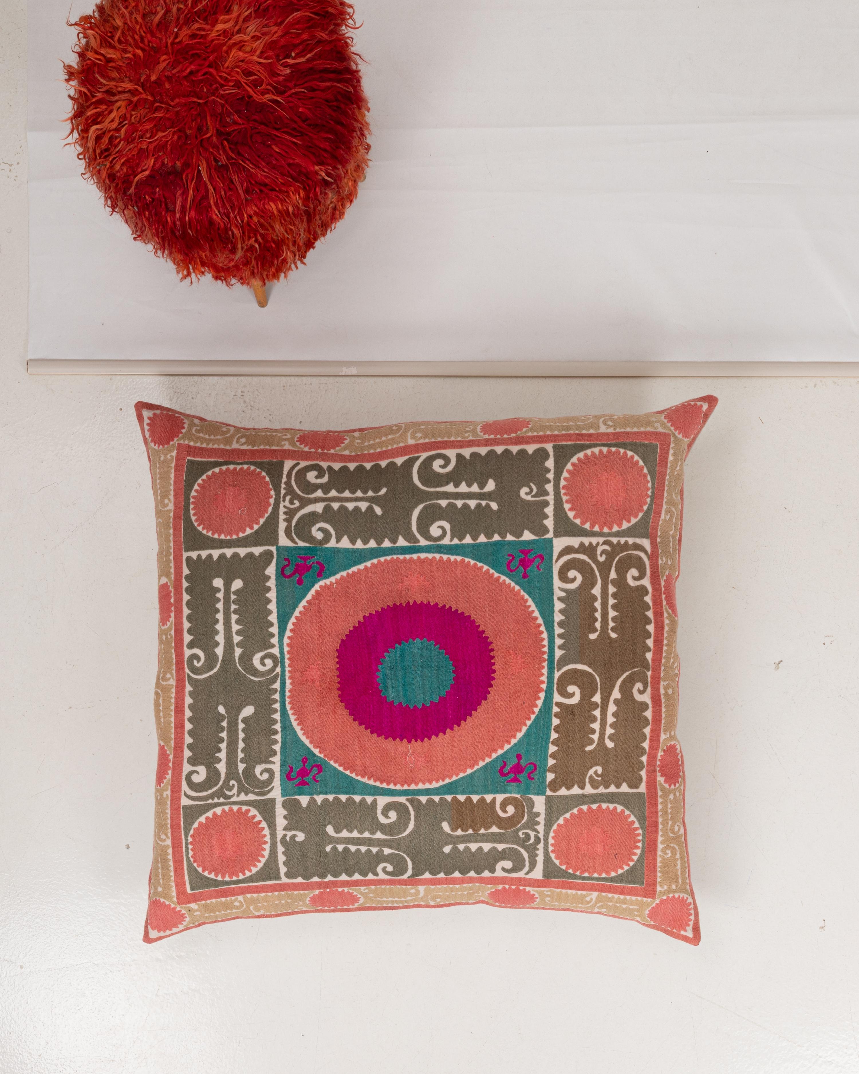 Ouzbek Coussin de sol géant fabriqué à partir d'une Suzani ouzbeke vintage en vente