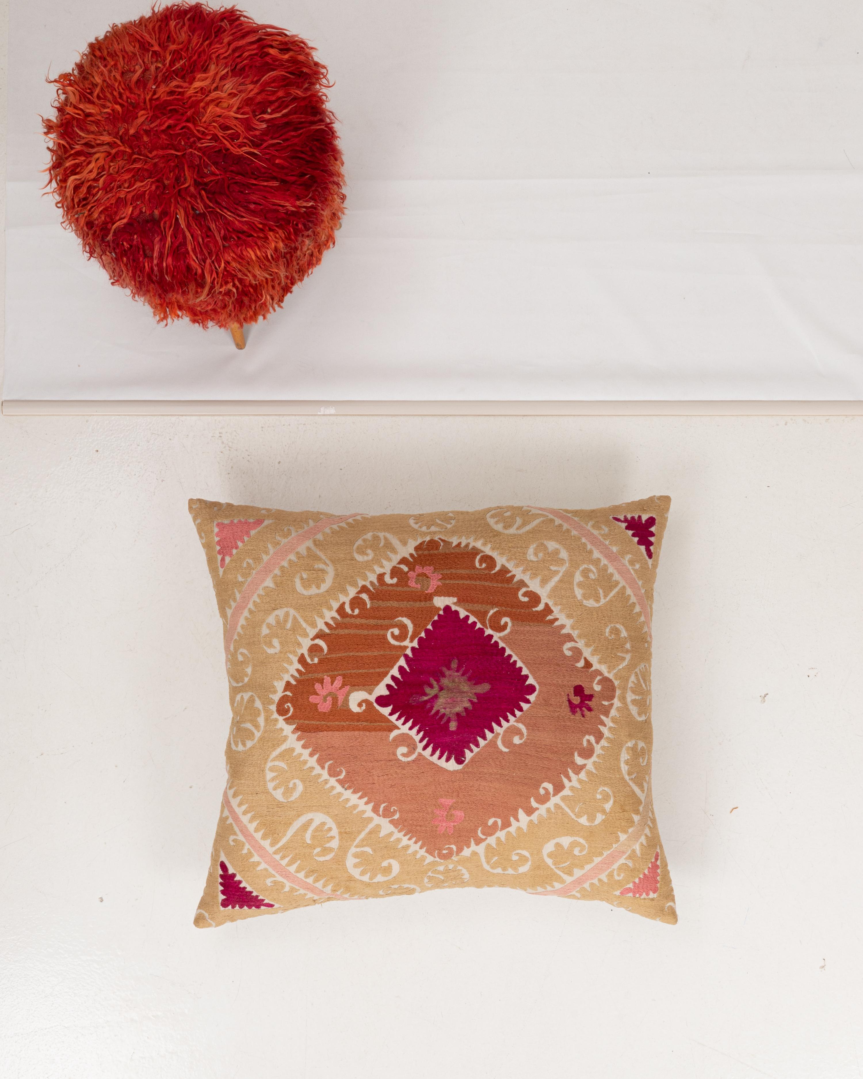 Ouzbek Coussin de sol géant fabriqué à partir d'une Suzani ouzbeke vintage en vente