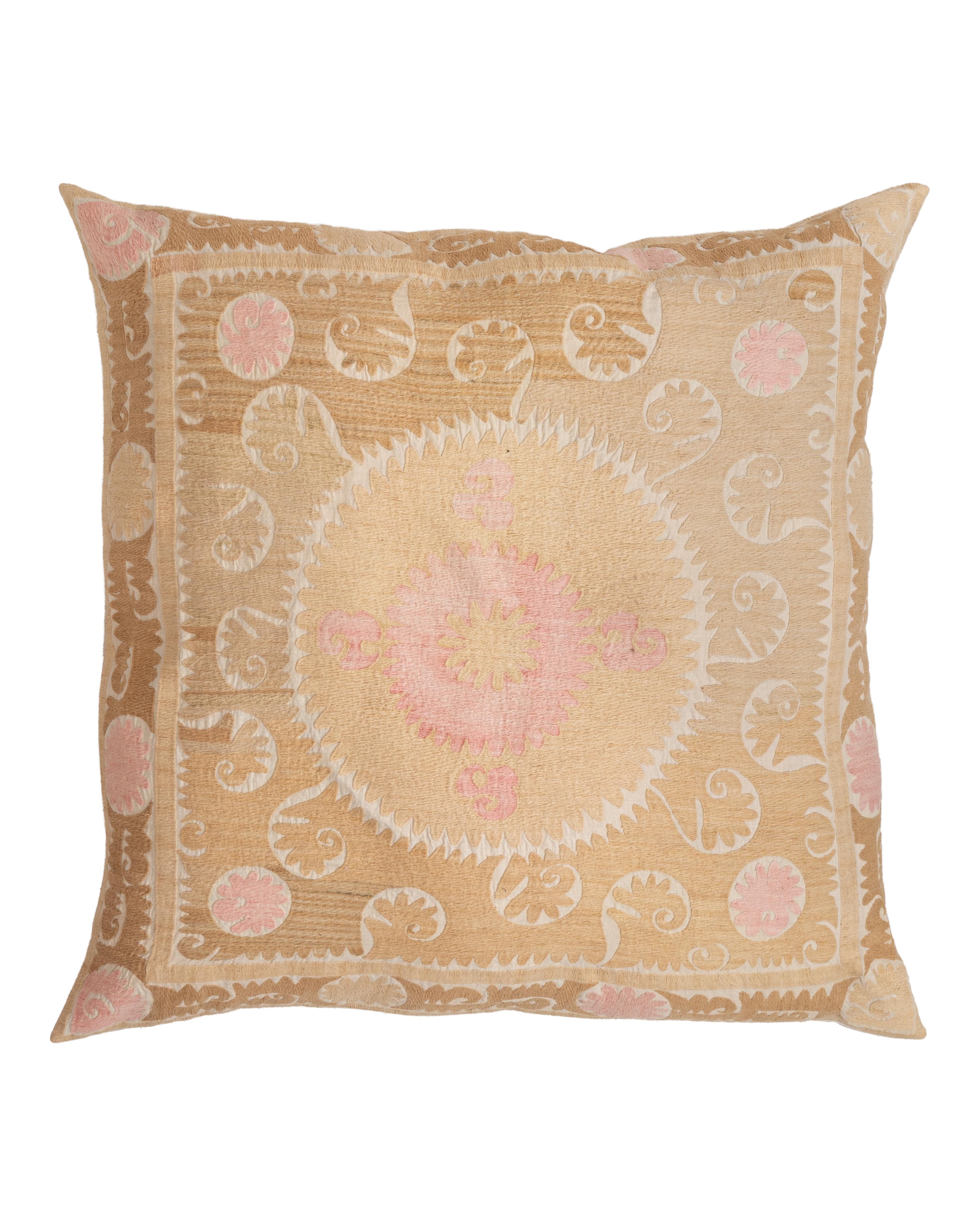 Ouzbek Coussin de sol géant fabriqué à partir d'une Suzani ouzbeke vintage en vente