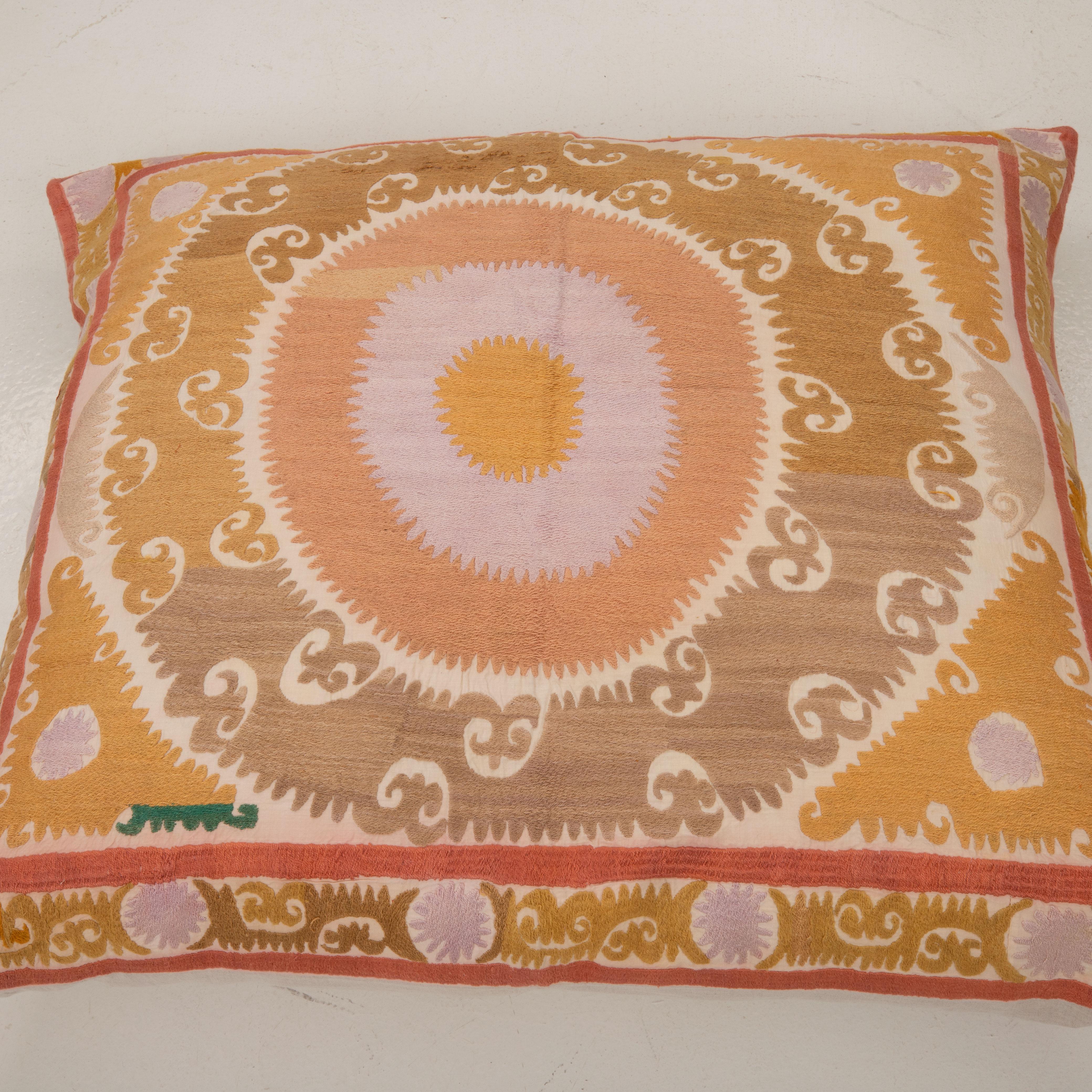 Brodé Coussin de sol géant fabriqué à partir d'une Suzani ouzbeke vintage
