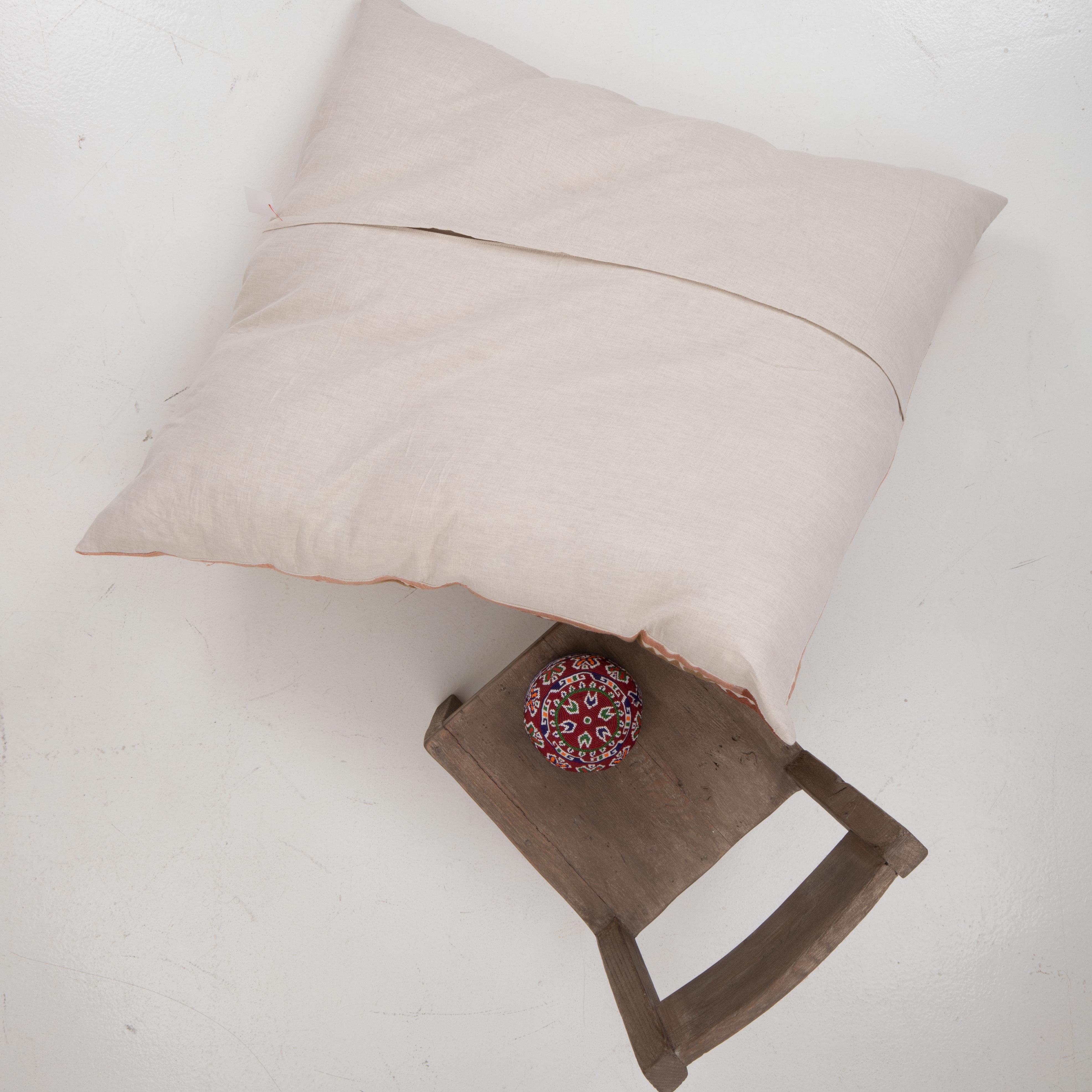 Brodé Coussin de sol géant fabriqué à partir d'une Suzani ouzbeke vintage en vente
