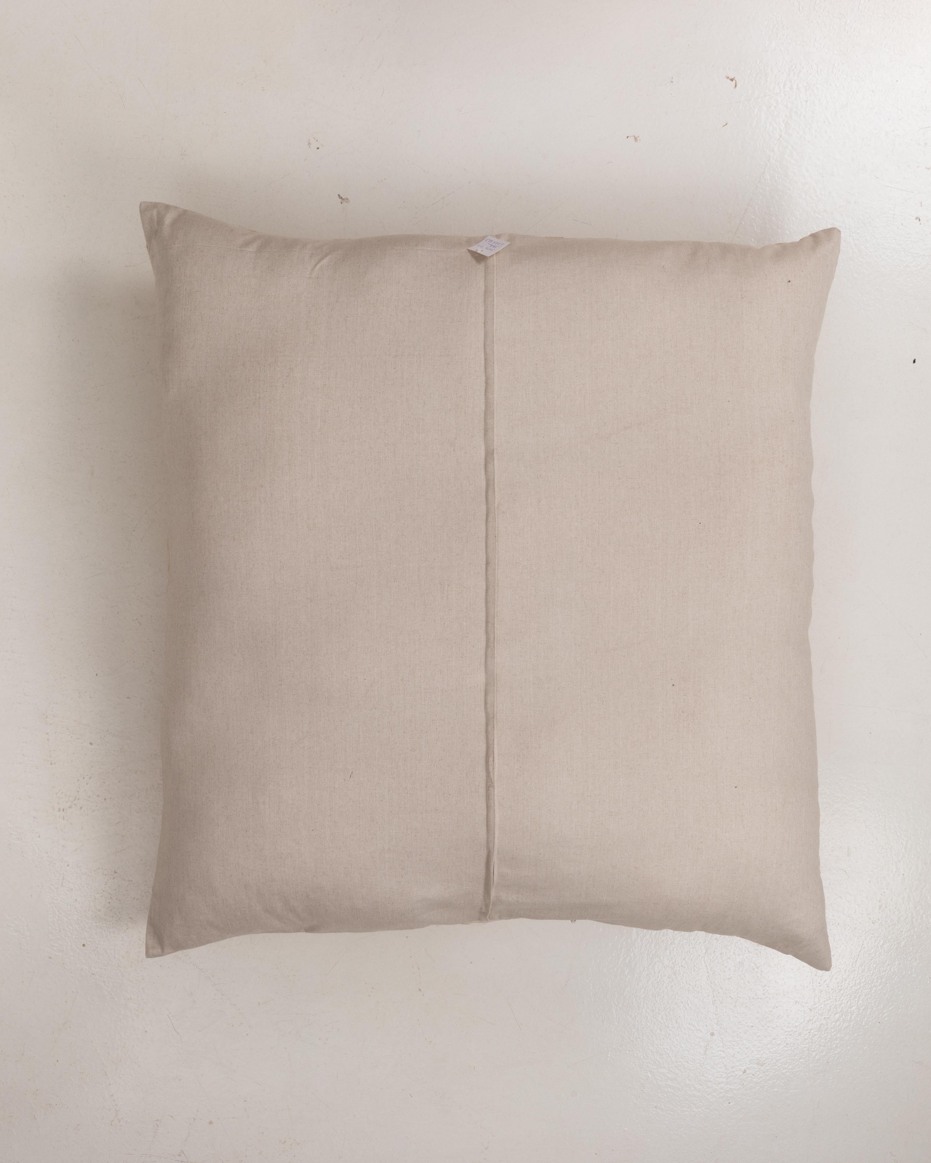 Brodé Coussin de sol géant fabriqué à partir d'une Suzani ouzbeke vintage en vente