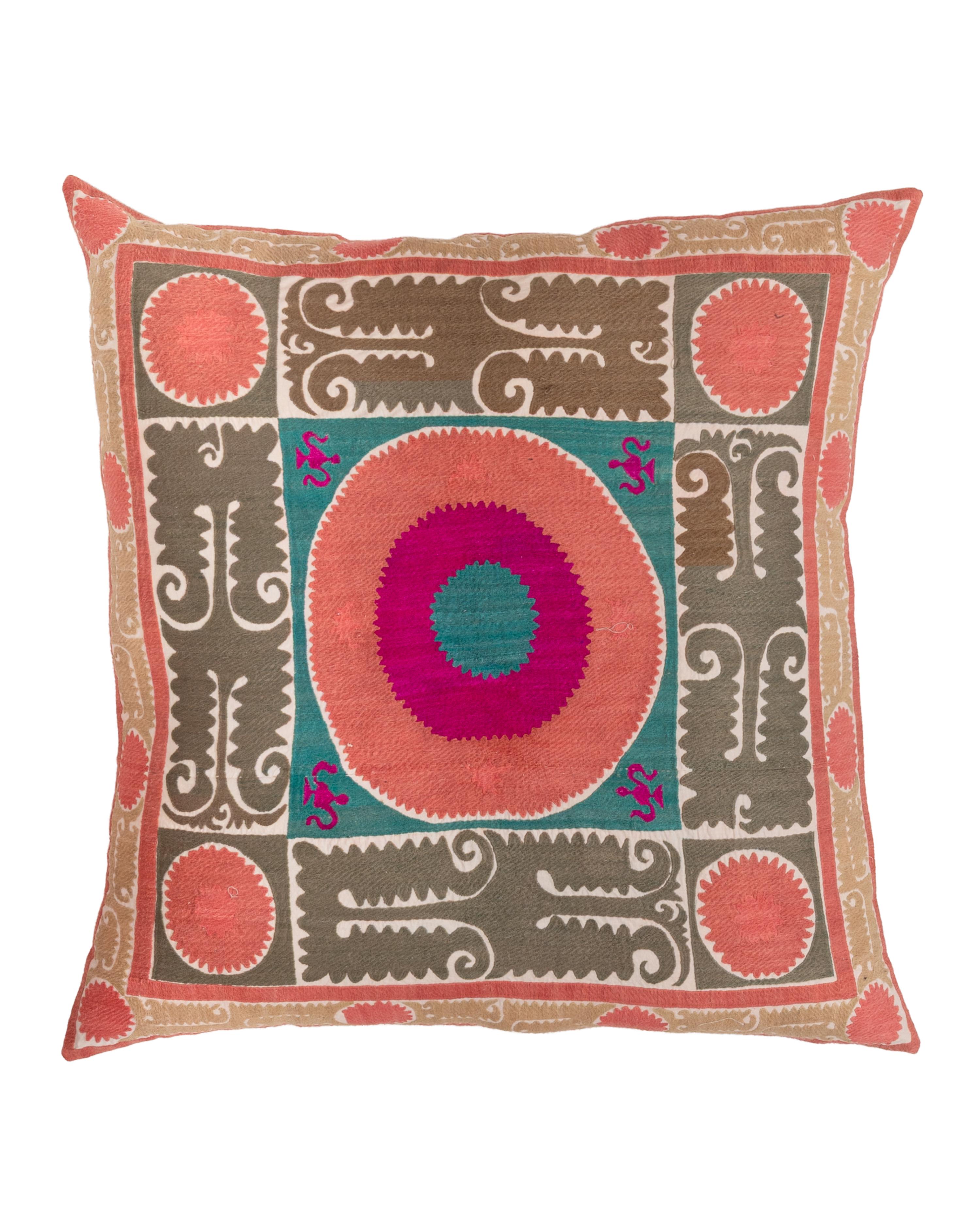 Brodé Coussin de sol géant fabriqué à partir d'une Suzani ouzbeke vintage en vente