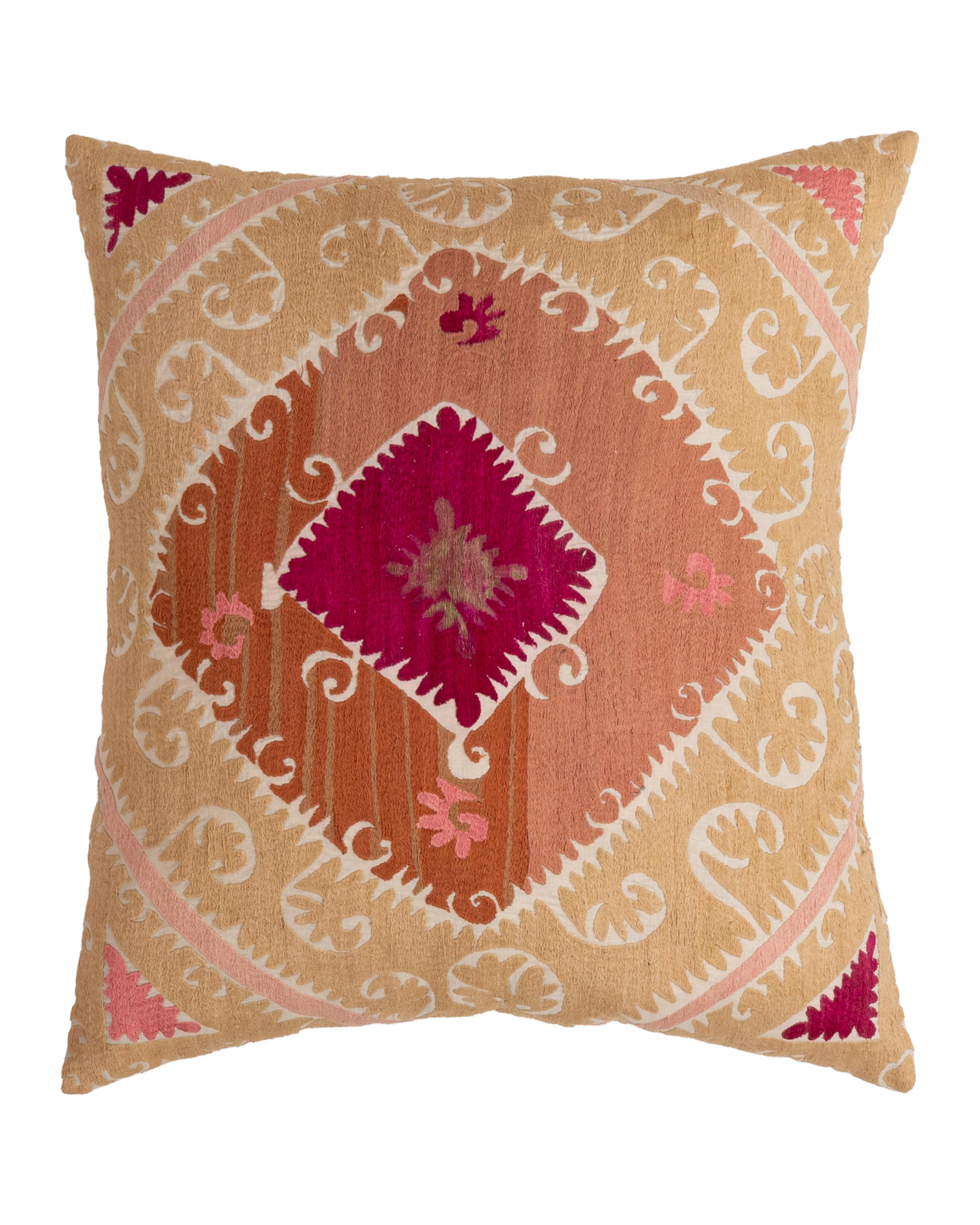 Brodé Coussin de sol géant fabriqué à partir d'une Suzani ouzbeke vintage en vente
