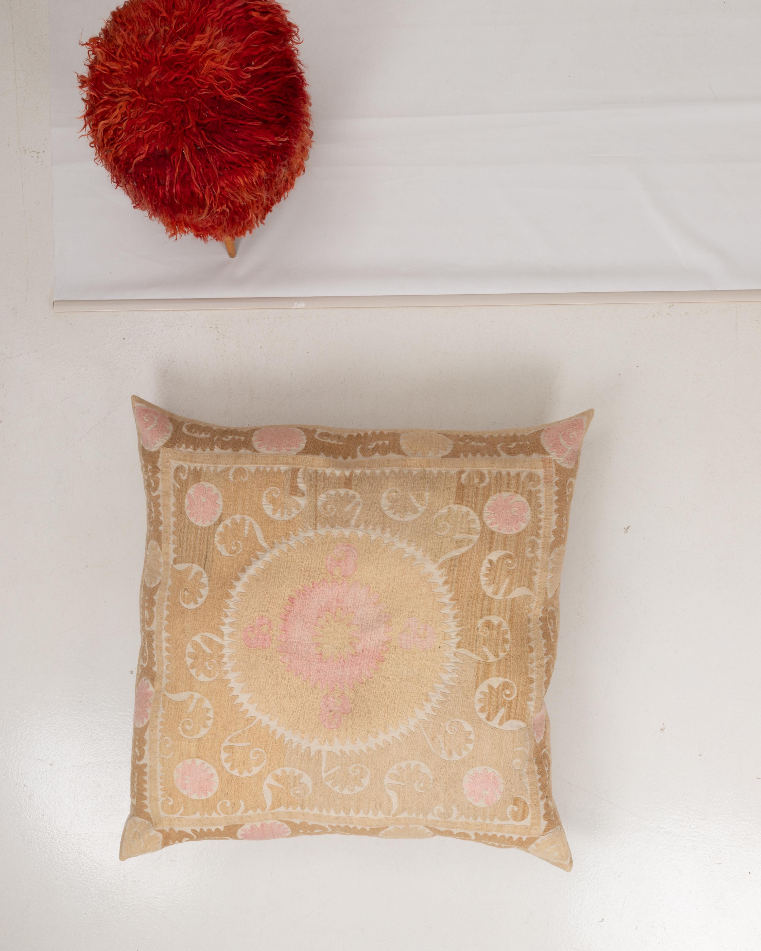 Brodé Coussin de sol géant fabriqué à partir d'une Suzani ouzbeke vintage en vente