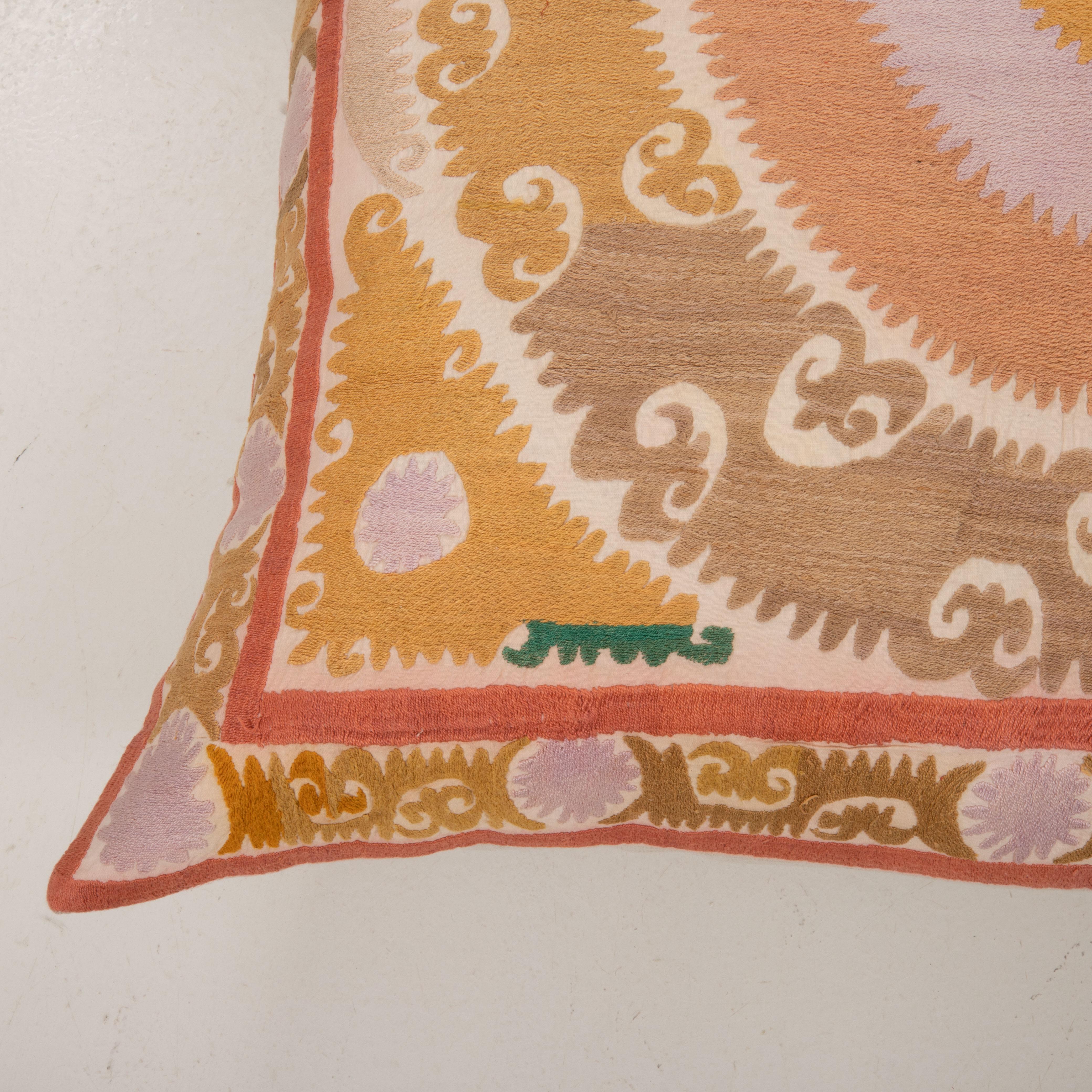 Coussin de sol géant fabriqué à partir d'une Suzani ouzbeke vintage Bon état à Istanbul, TR
