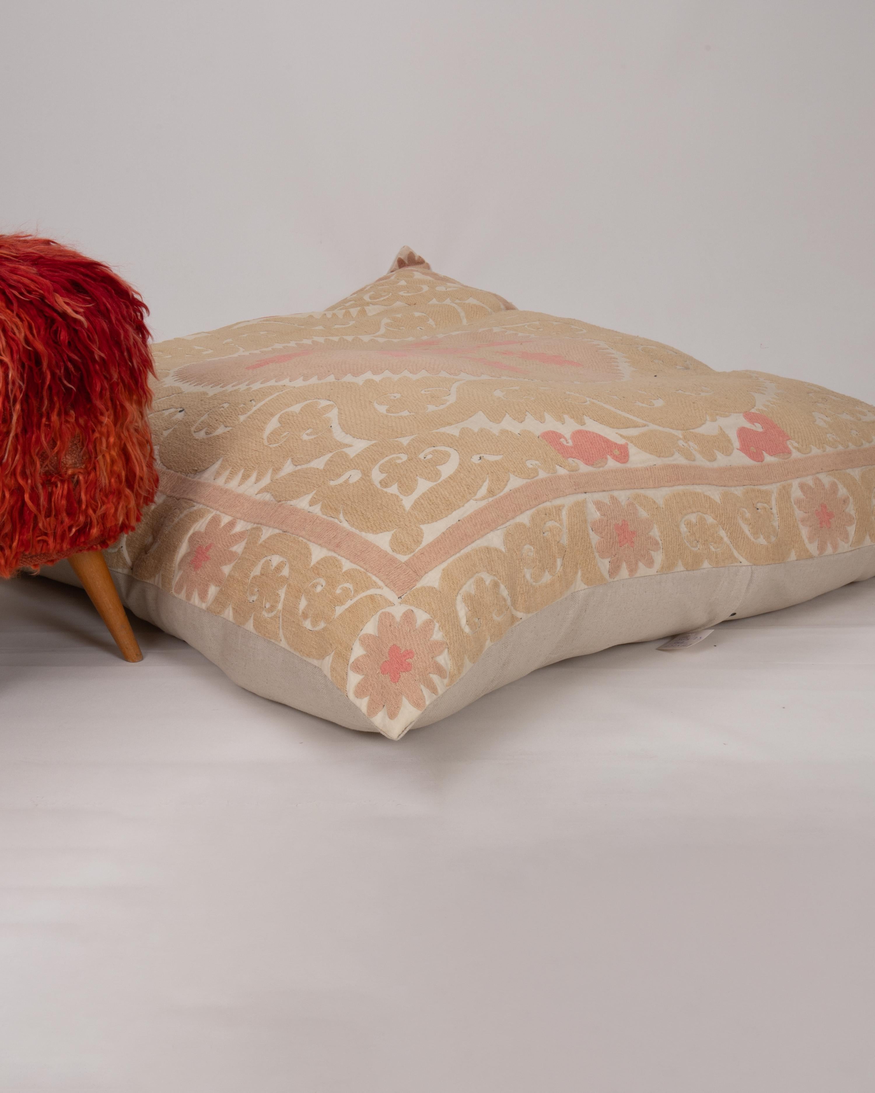 Coussin de sol géant fabriqué à partir d'une Suzani ouzbeke vintage Bon état - En vente à Istanbul, TR