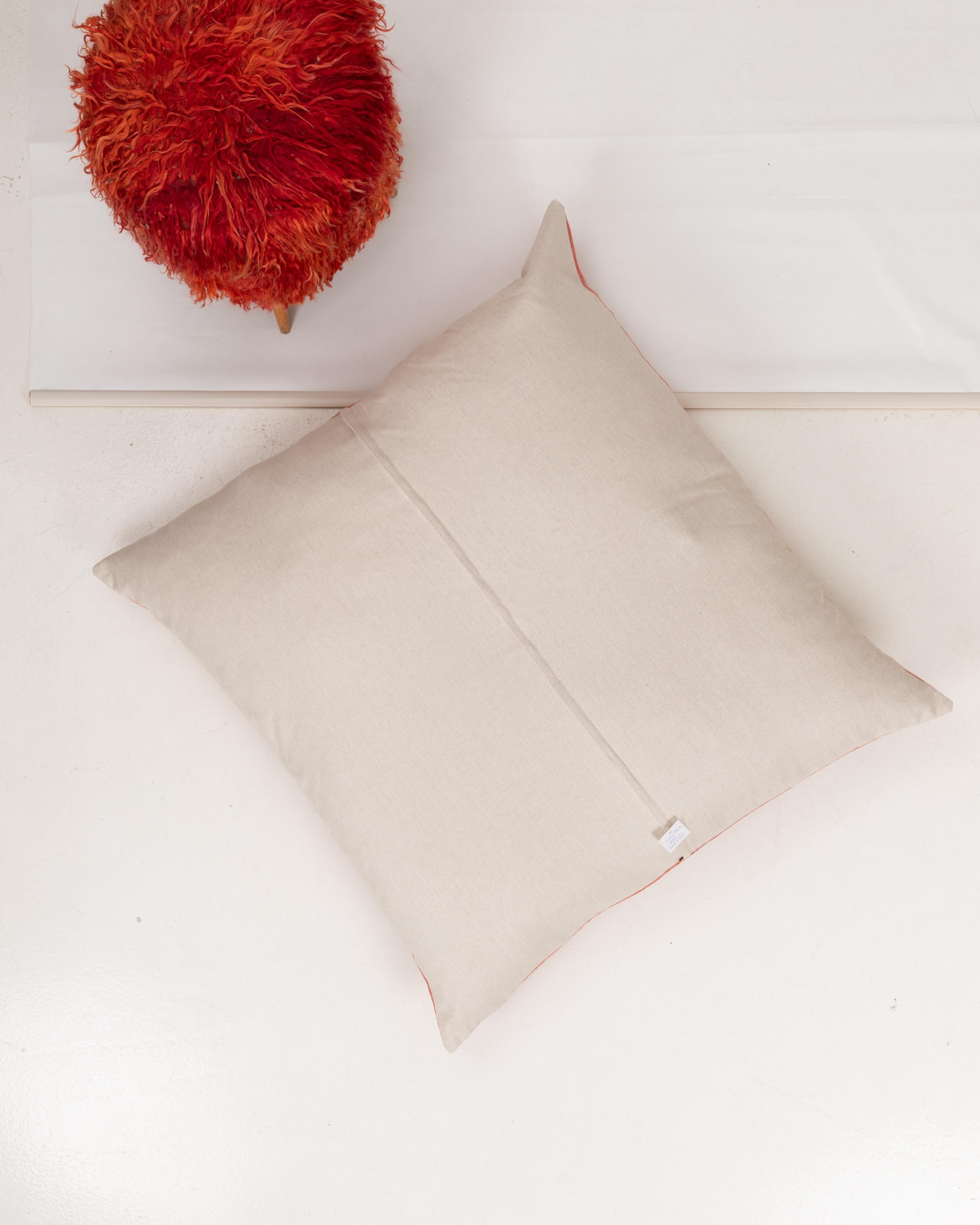 Coussin de sol géant fabriqué à partir d'une Suzani ouzbeke vintage Bon état - En vente à Istanbul, TR