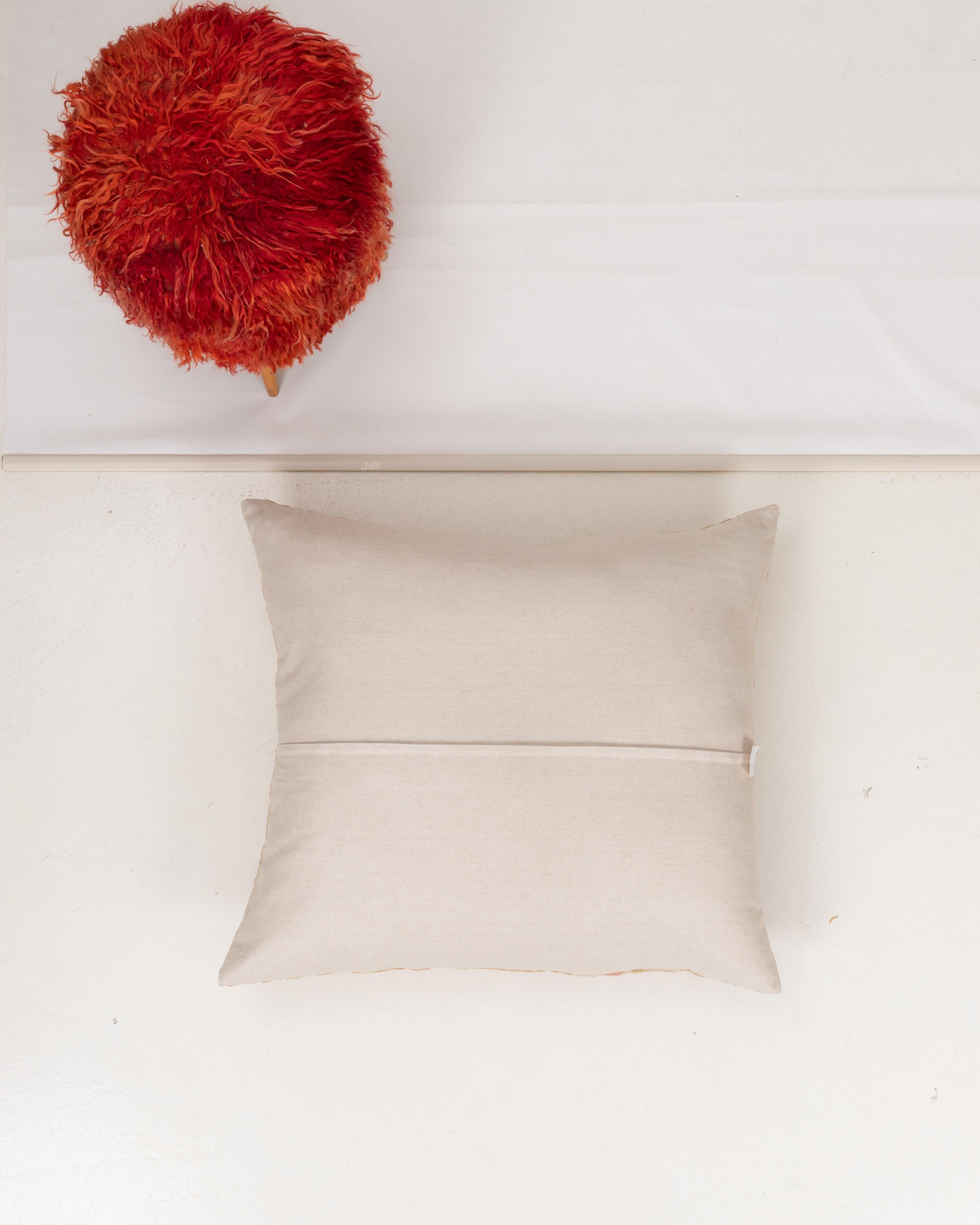 Coussin de sol géant fabriqué à partir d'une Suzani ouzbeke vintage Bon état - En vente à Istanbul, TR