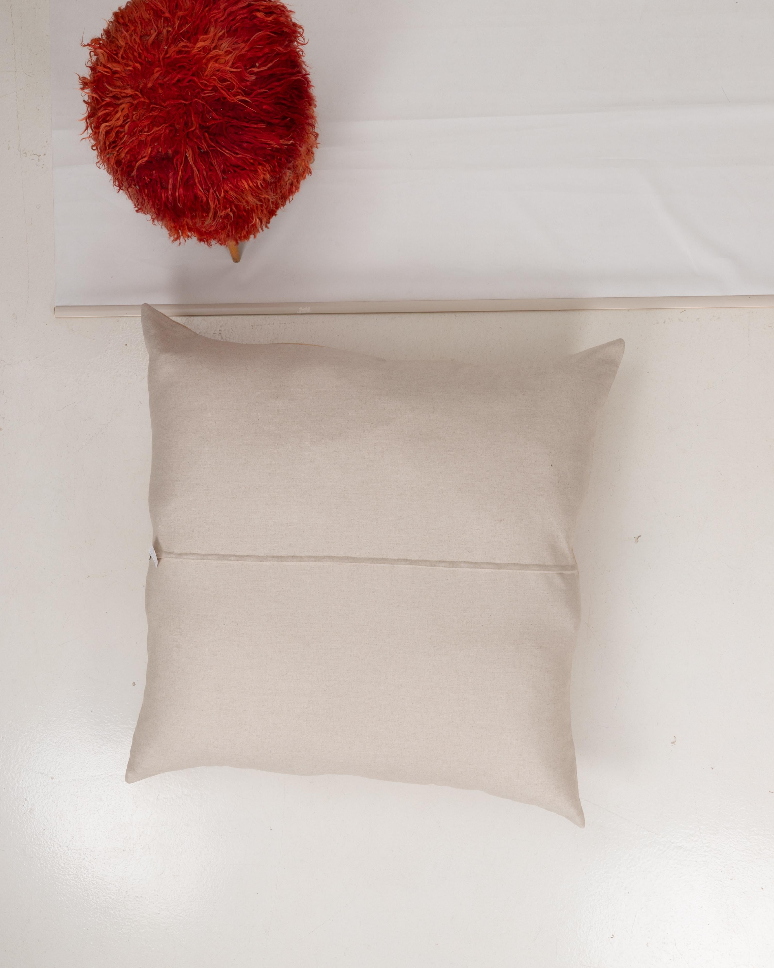 Coussin de sol géant fabriqué à partir d'une Suzani ouzbeke vintage Bon état - En vente à Istanbul, TR