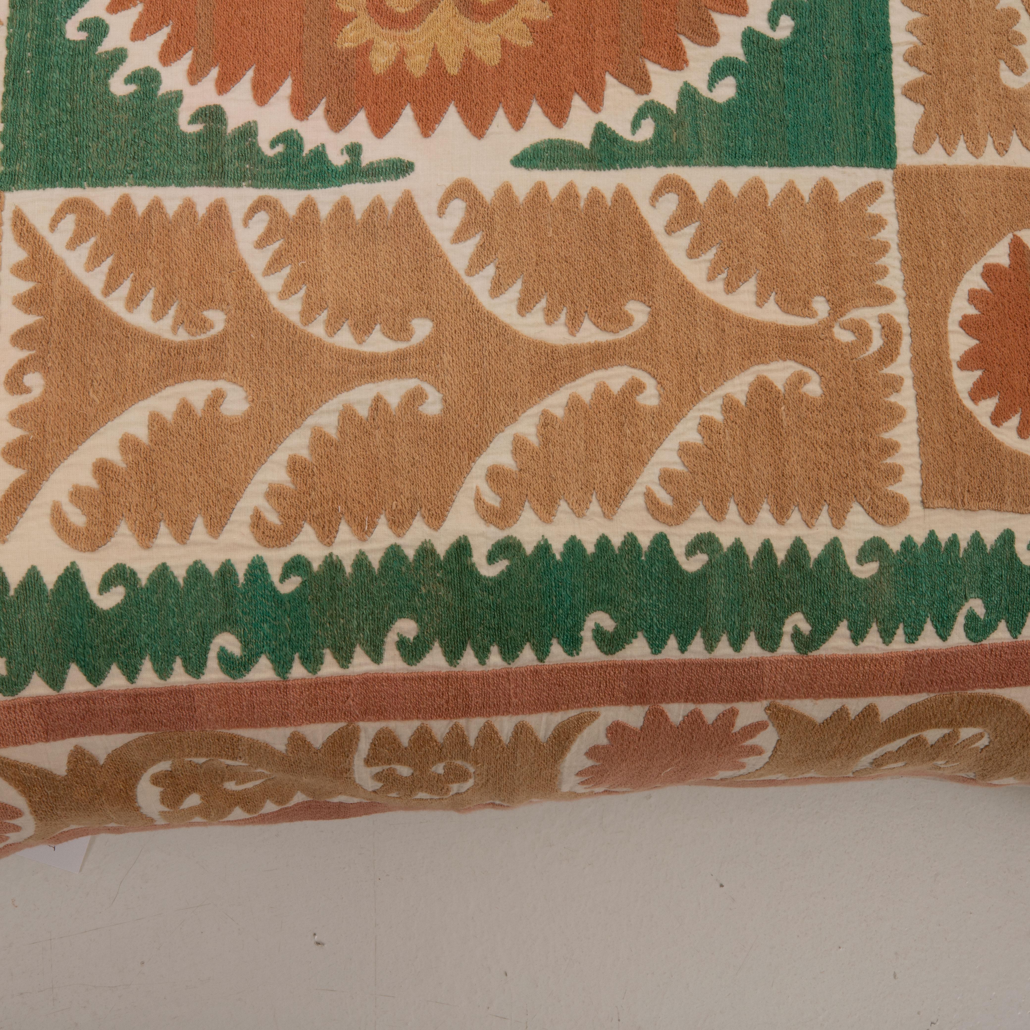 Cojín de suelo gigante hecho con un Suzani uzbeko antiguo siglo XX en venta