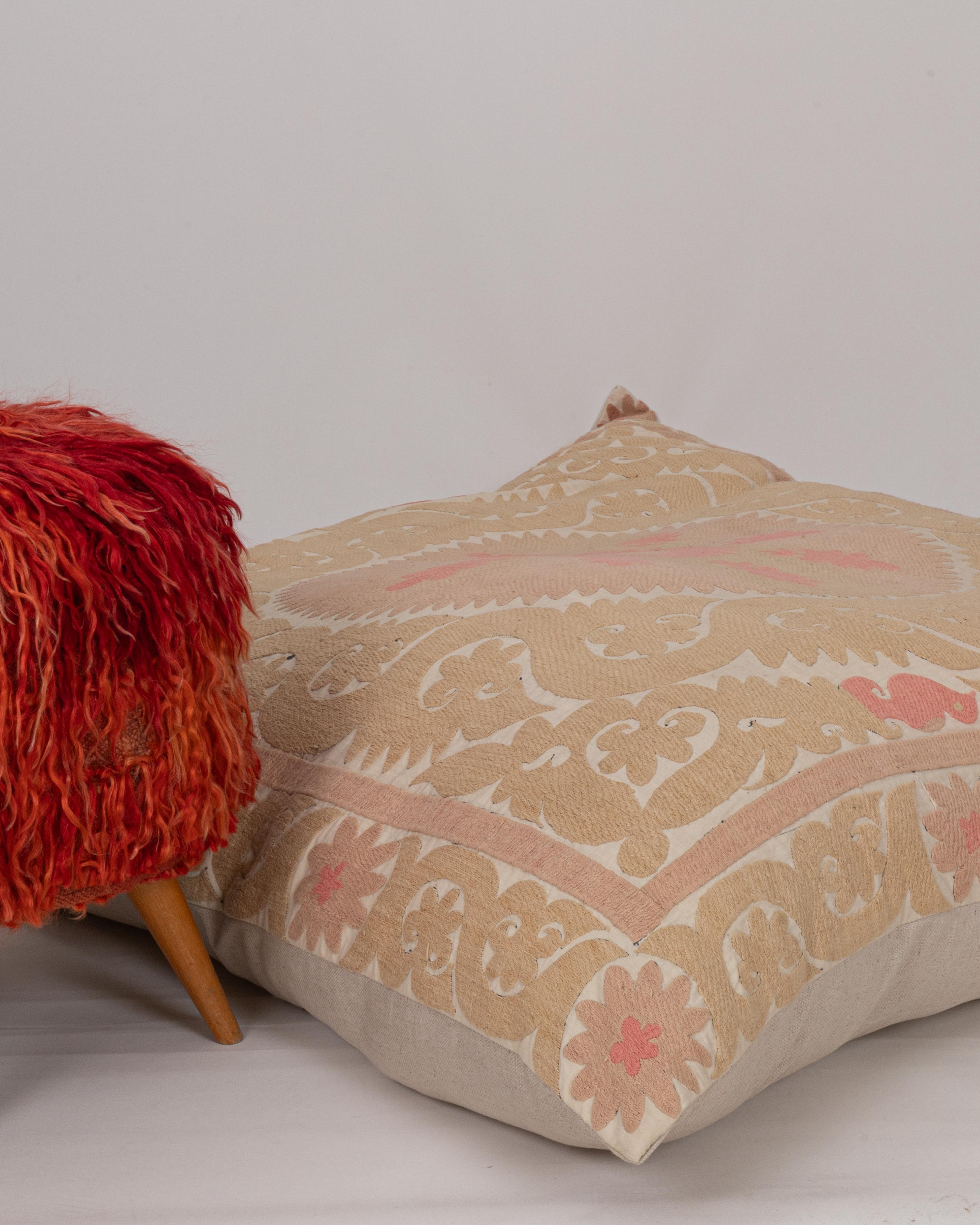 20ième siècle Coussin de sol géant fabriqué à partir d'une Suzani ouzbeke vintage en vente