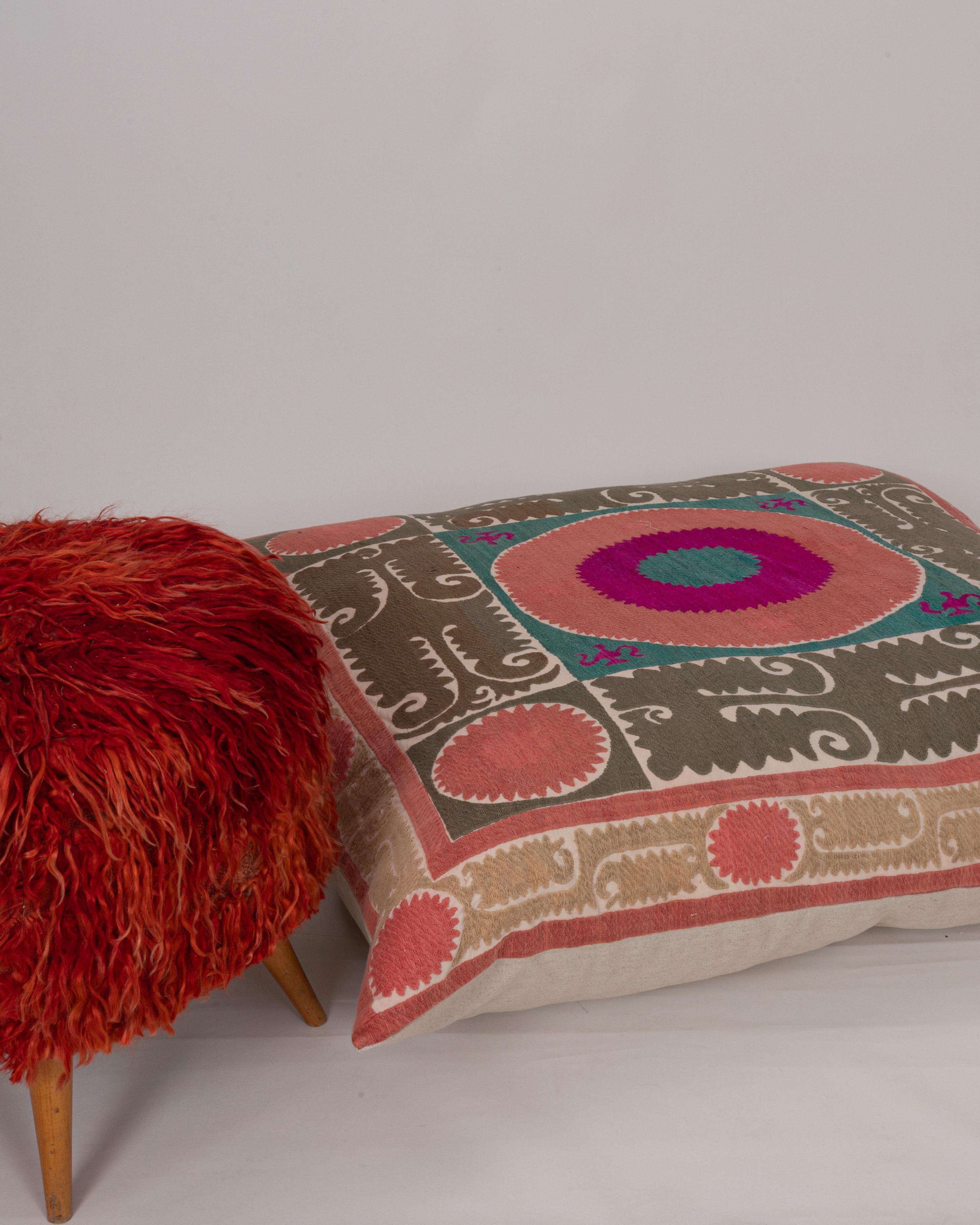 20ième siècle Coussin de sol géant fabriqué à partir d'une Suzani ouzbeke vintage en vente