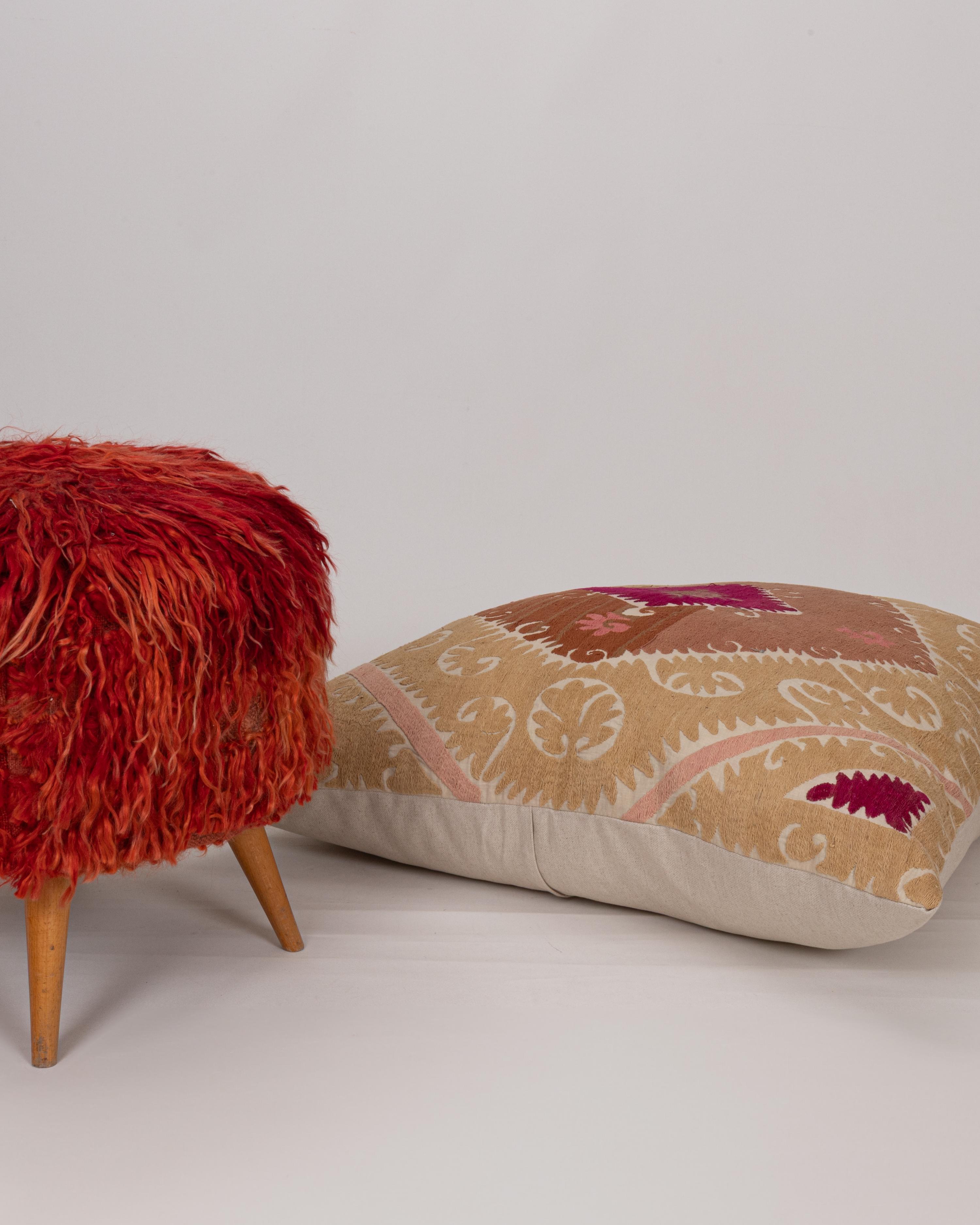 20ième siècle Coussin de sol géant fabriqué à partir d'une Suzani ouzbeke vintage en vente