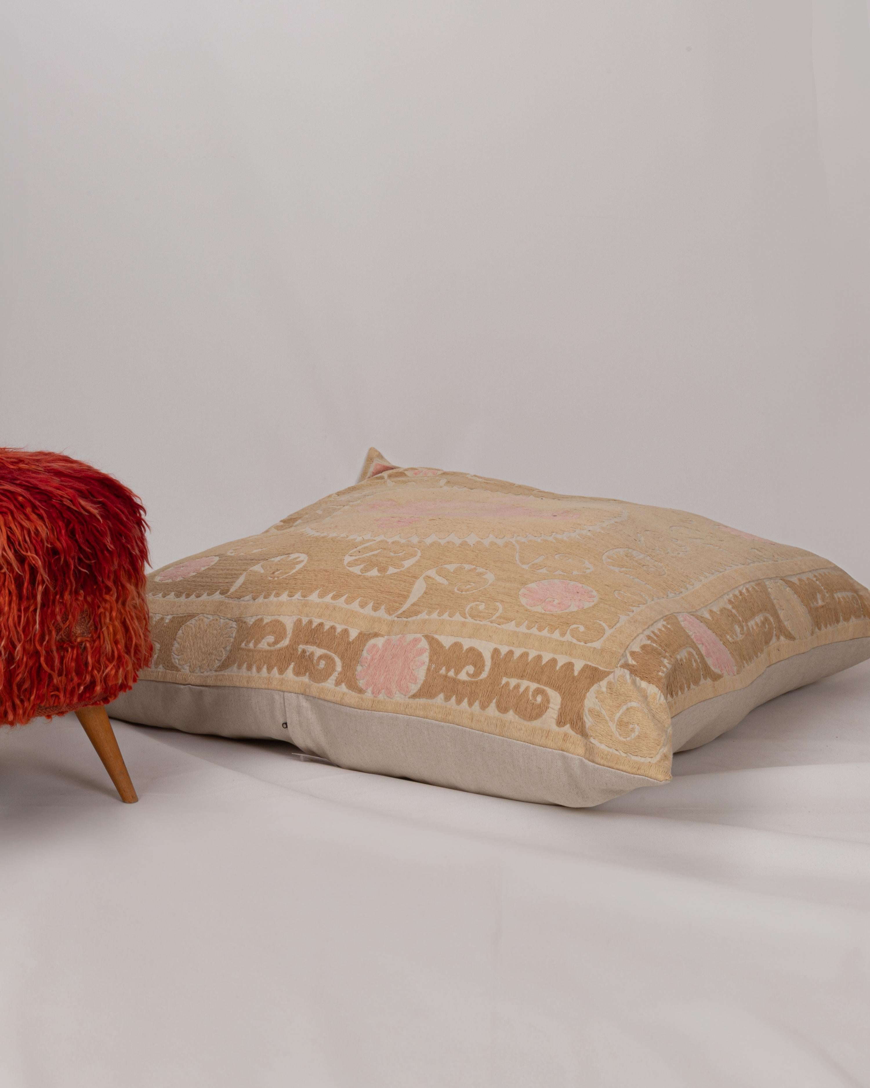 20ième siècle Coussin de sol géant fabriqué à partir d'une Suzani ouzbeke vintage en vente