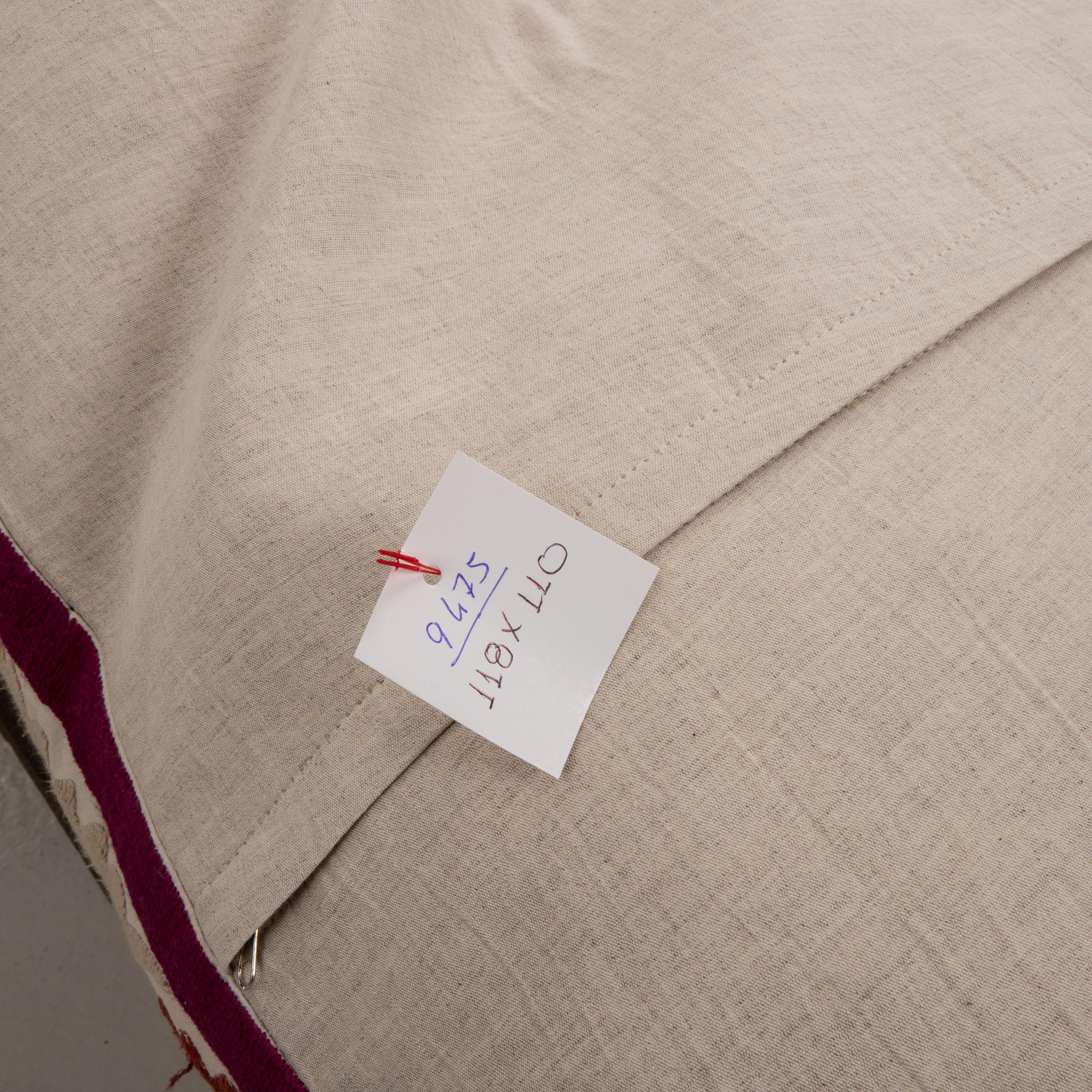 Coton Coussin de sol géant fabriqué à partir d'une Suzani ouzbeke vintage en vente