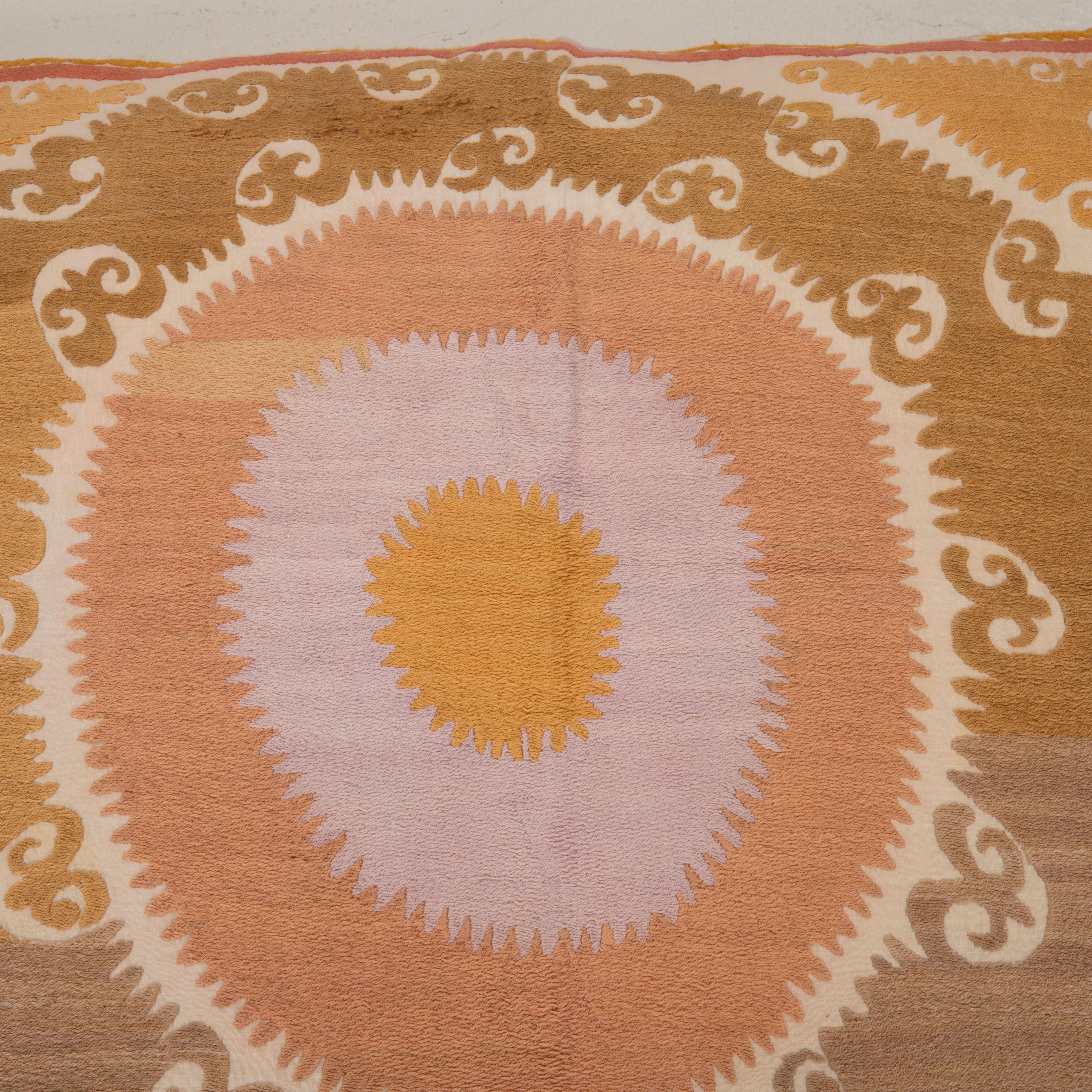 Coton Coussin de sol géant fabriqué à partir d'une Suzani ouzbeke vintage