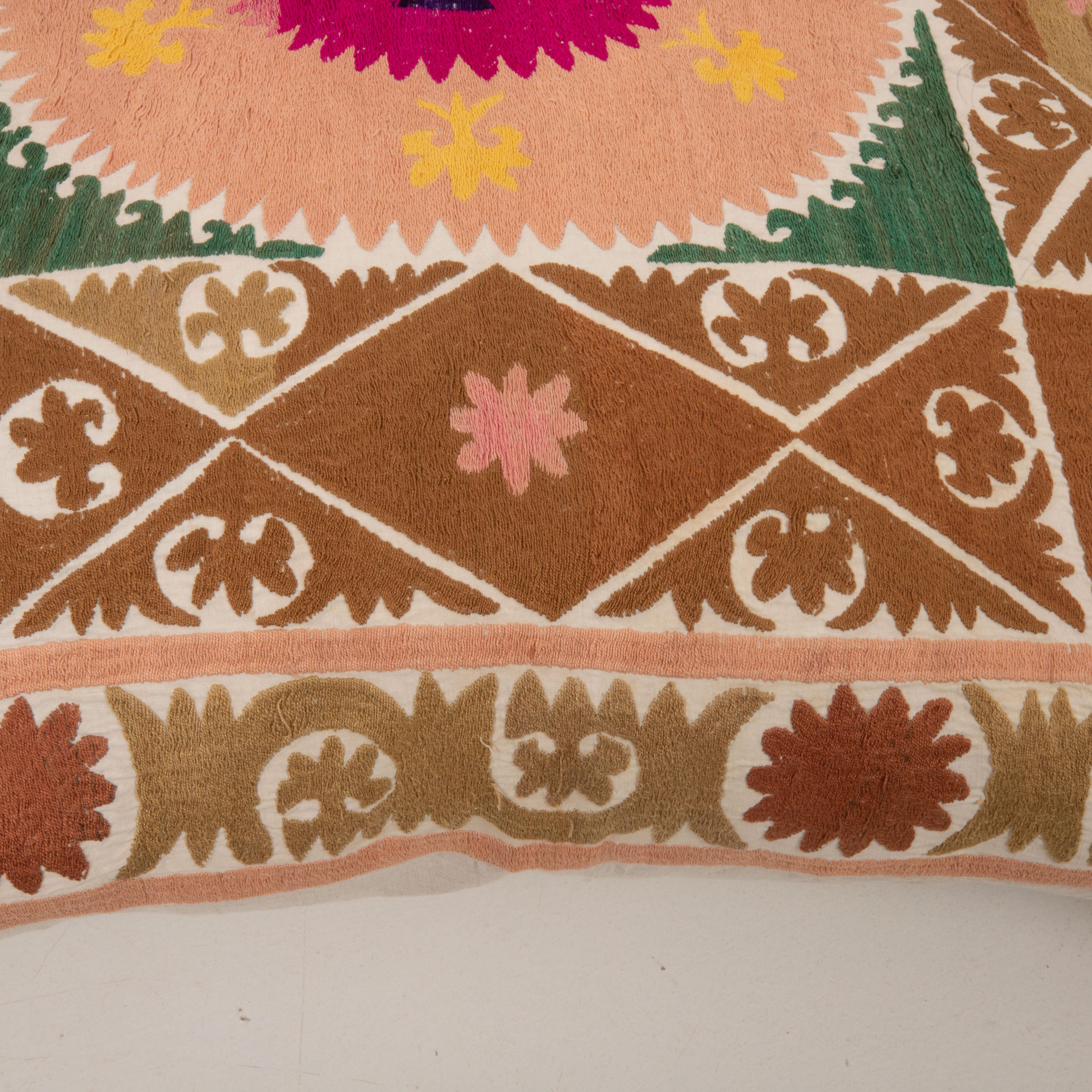 Coton Coussin de sol géant fabriqué à partir d'une Suzani ouzbeke vintage en vente
