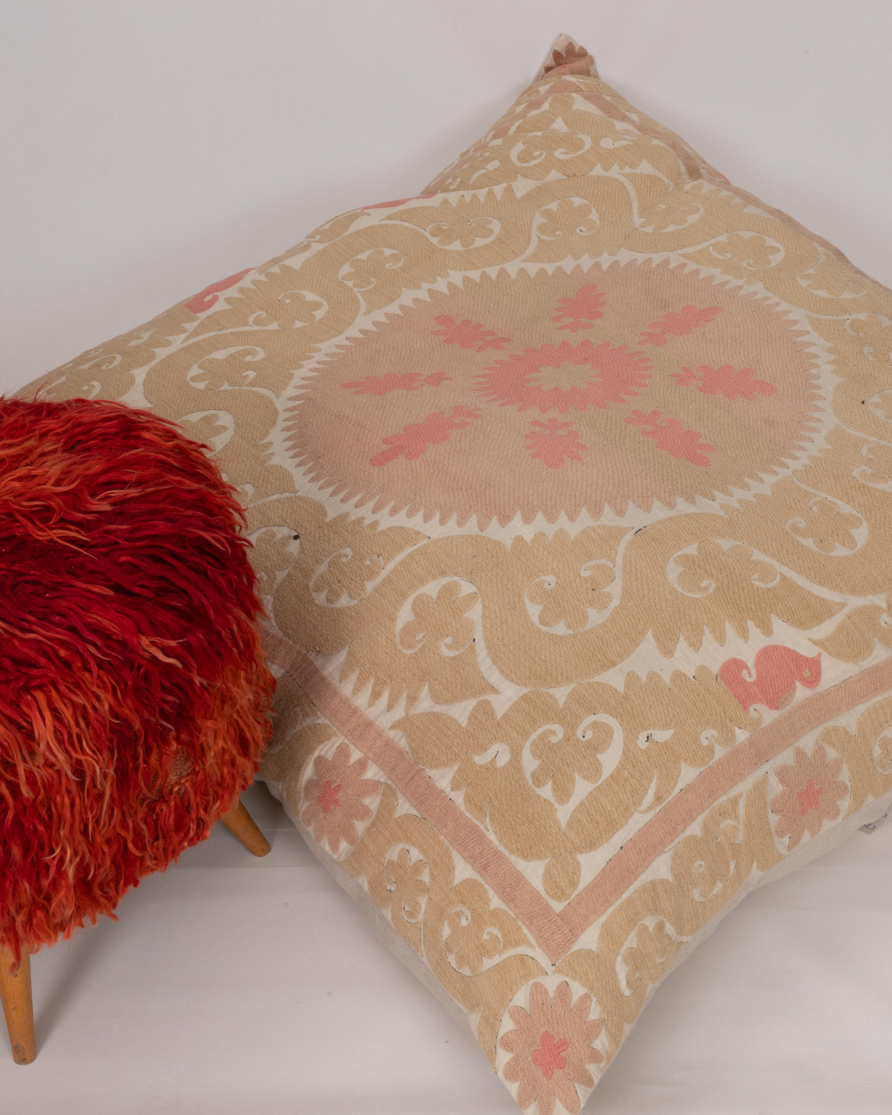 Coton Coussin de sol géant fabriqué à partir d'une Suzani ouzbeke vintage en vente