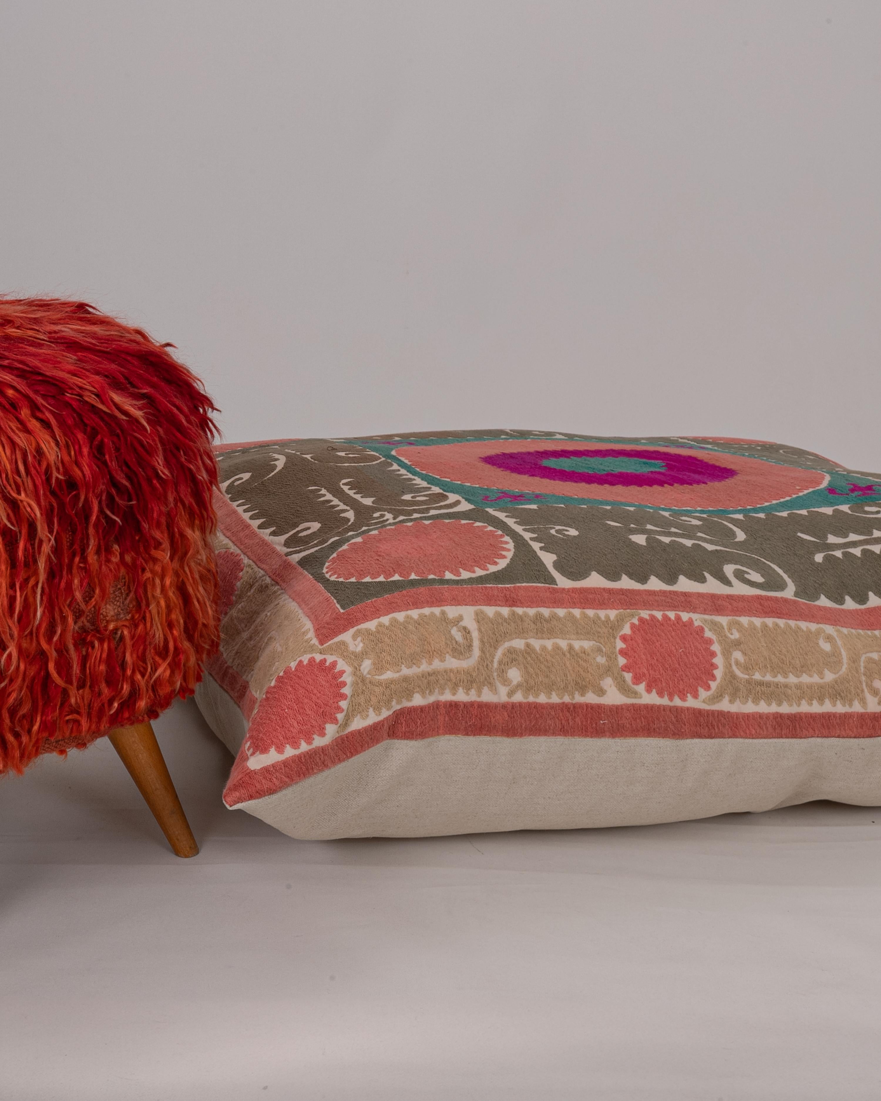 Coton Coussin de sol géant fabriqué à partir d'une Suzani ouzbeke vintage en vente