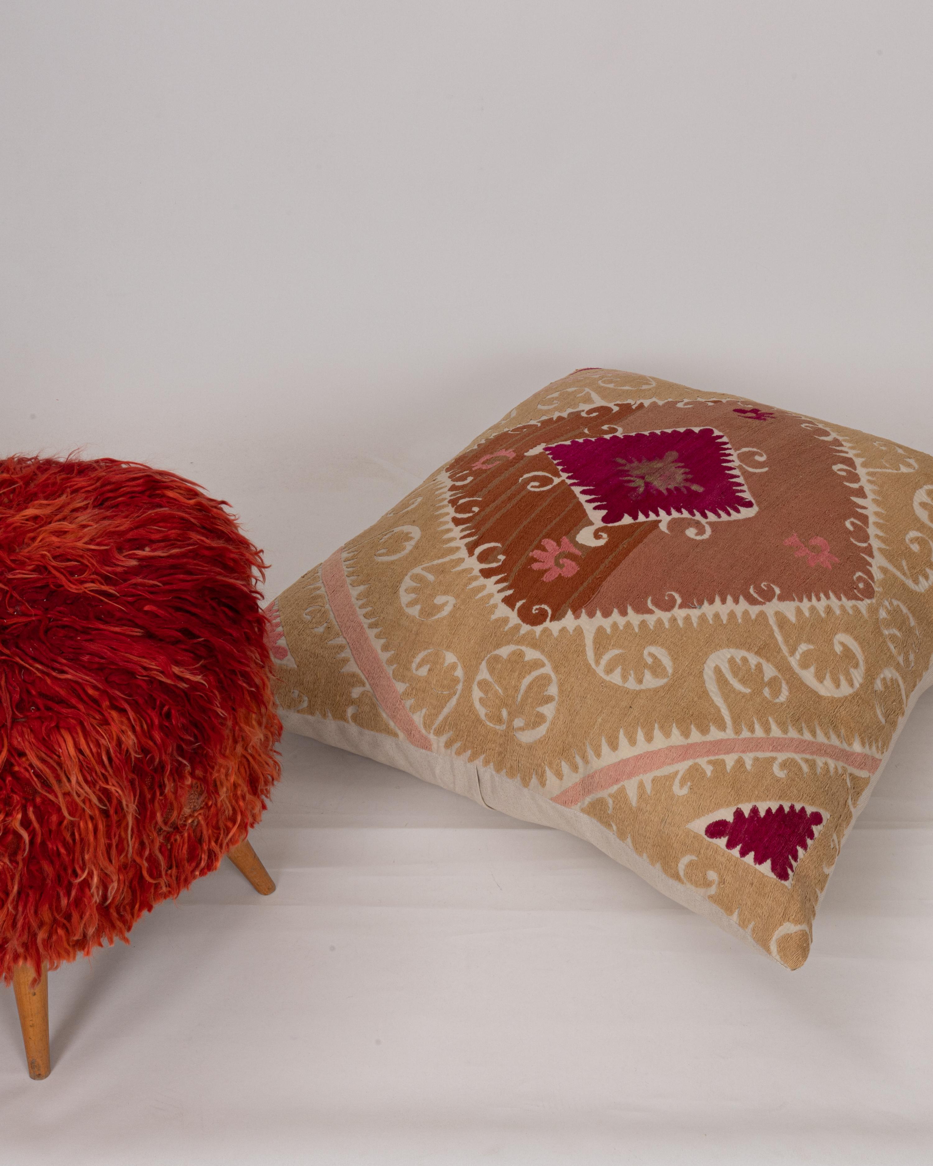 Coton Coussin de sol géant fabriqué à partir d'une Suzani ouzbeke vintage en vente