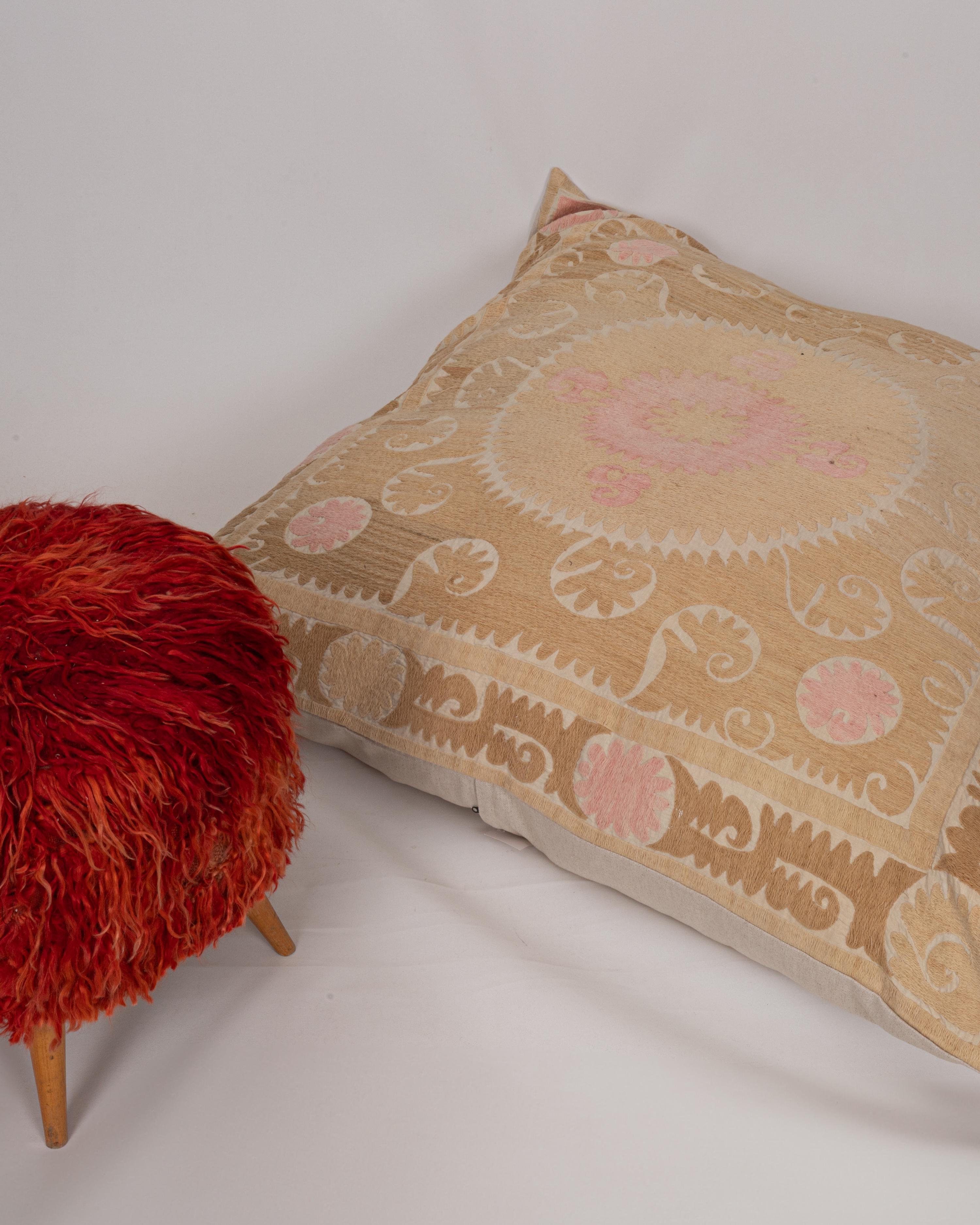 Coton Coussin de sol géant fabriqué à partir d'une Suzani ouzbeke vintage en vente