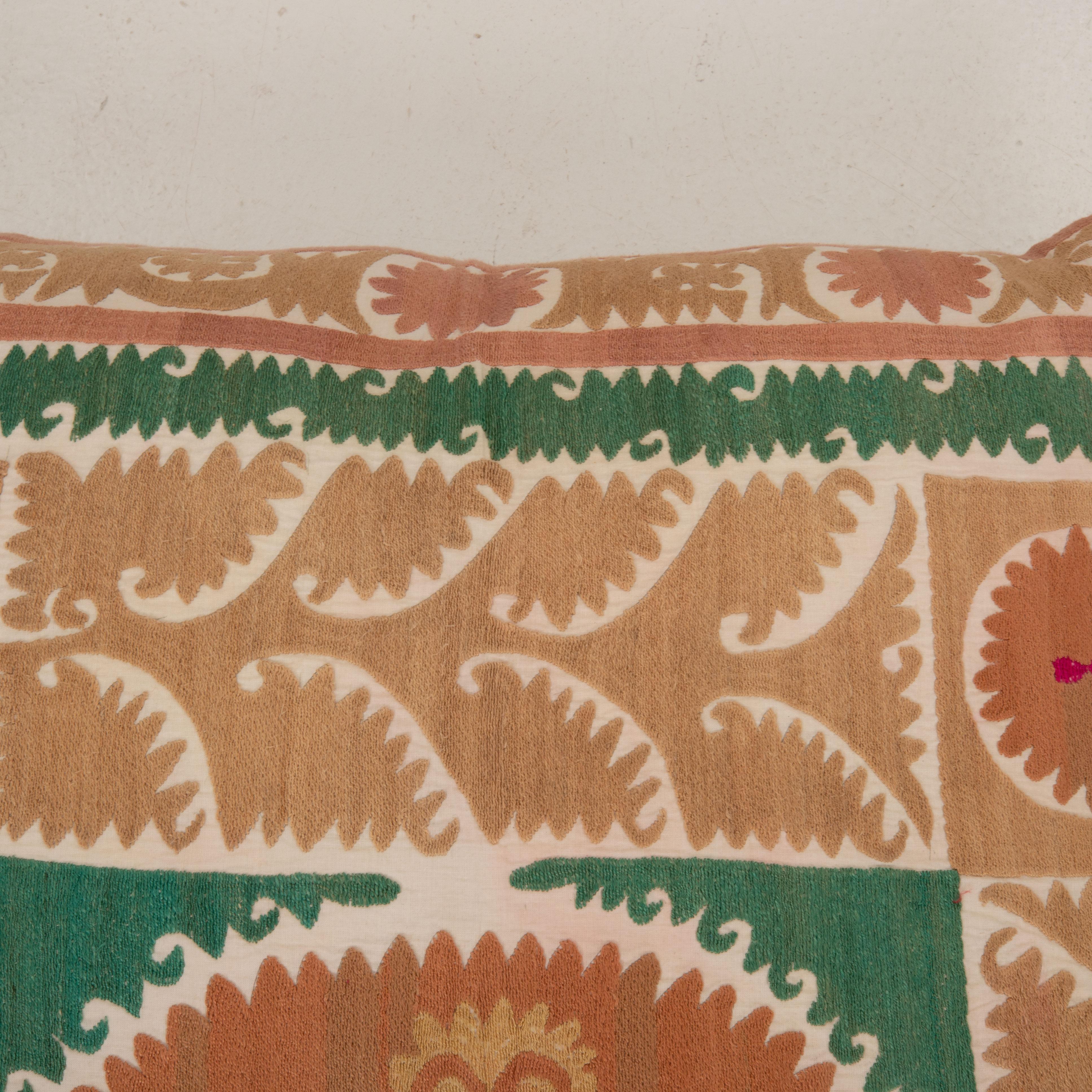 Cojín de suelo gigante hecho con un Suzani uzbeko antiguo en venta 1