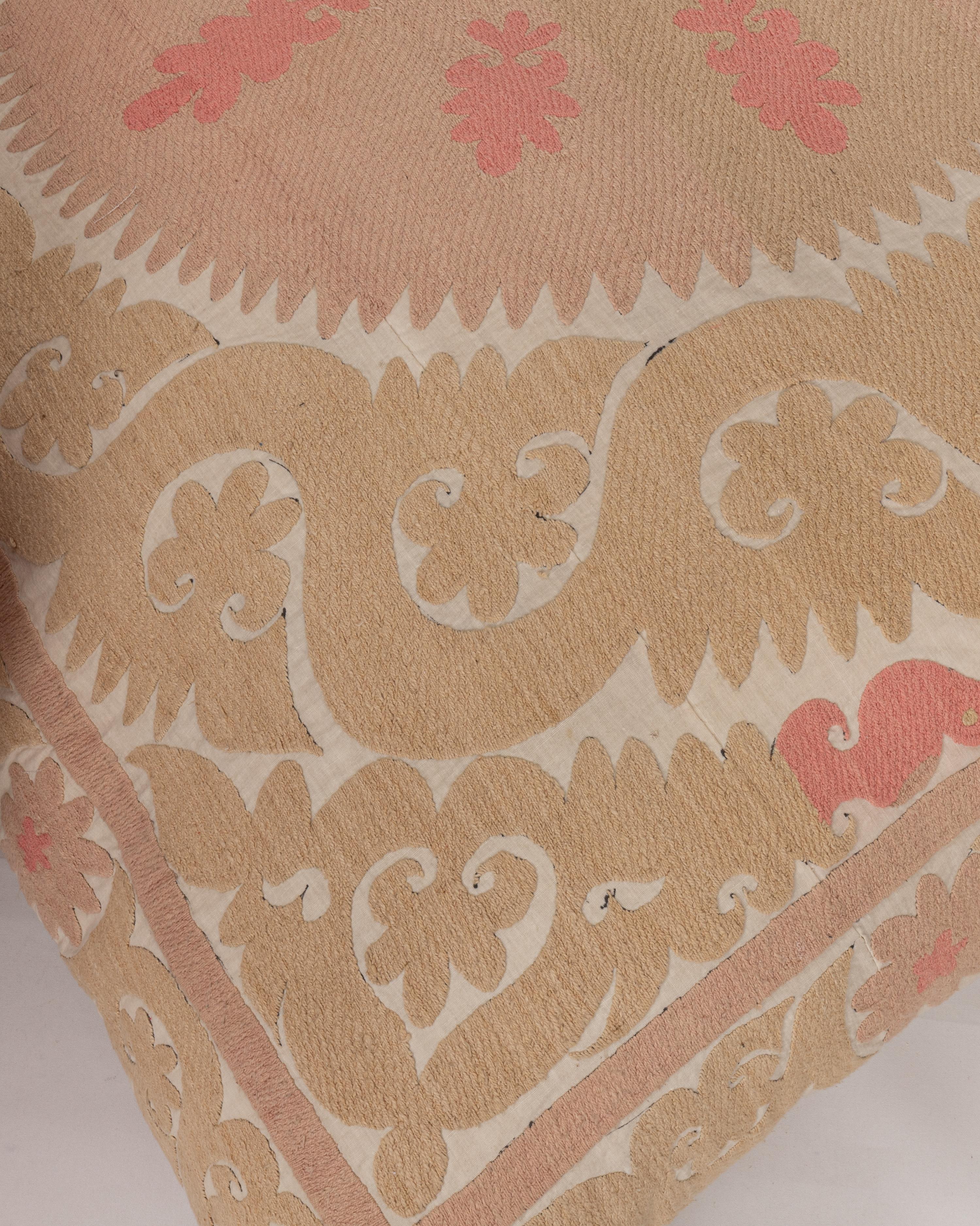 Coussin de sol géant fabriqué à partir d'une Suzani ouzbeke vintage en vente 1