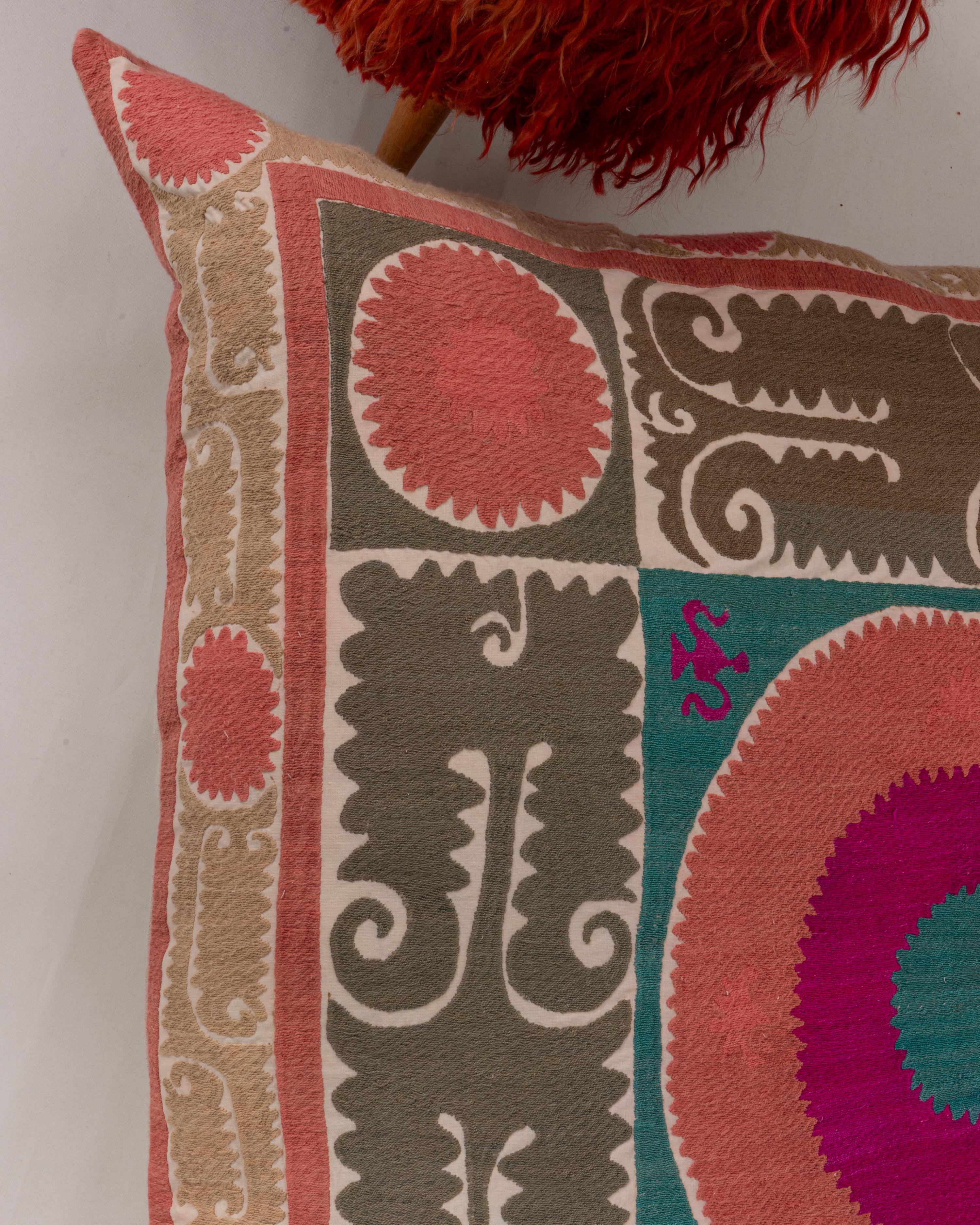 Coussin de sol géant fabriqué à partir d'une Suzani ouzbeke vintage en vente 1
