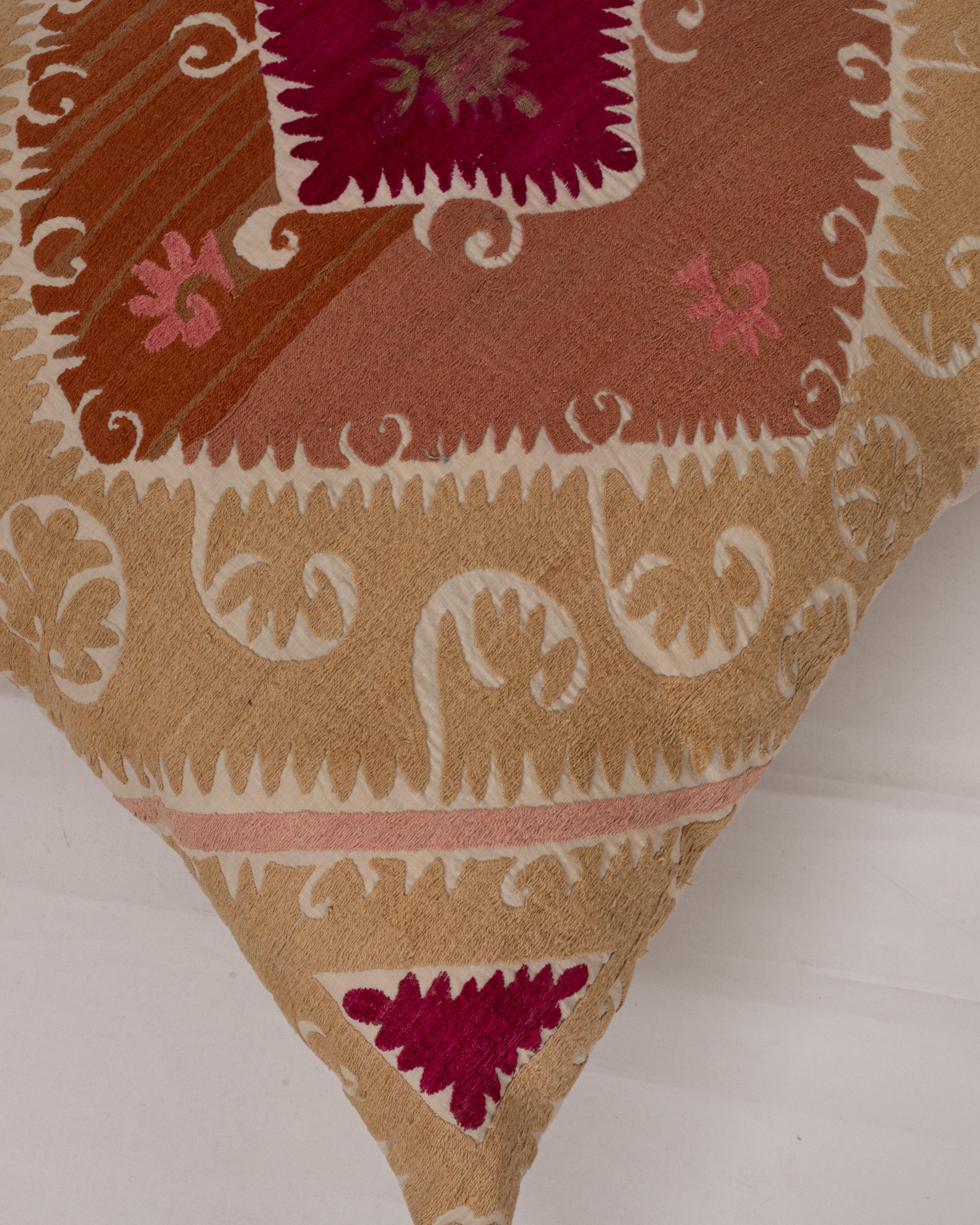 Coussin de sol géant fabriqué à partir d'une Suzani ouzbeke vintage en vente 1