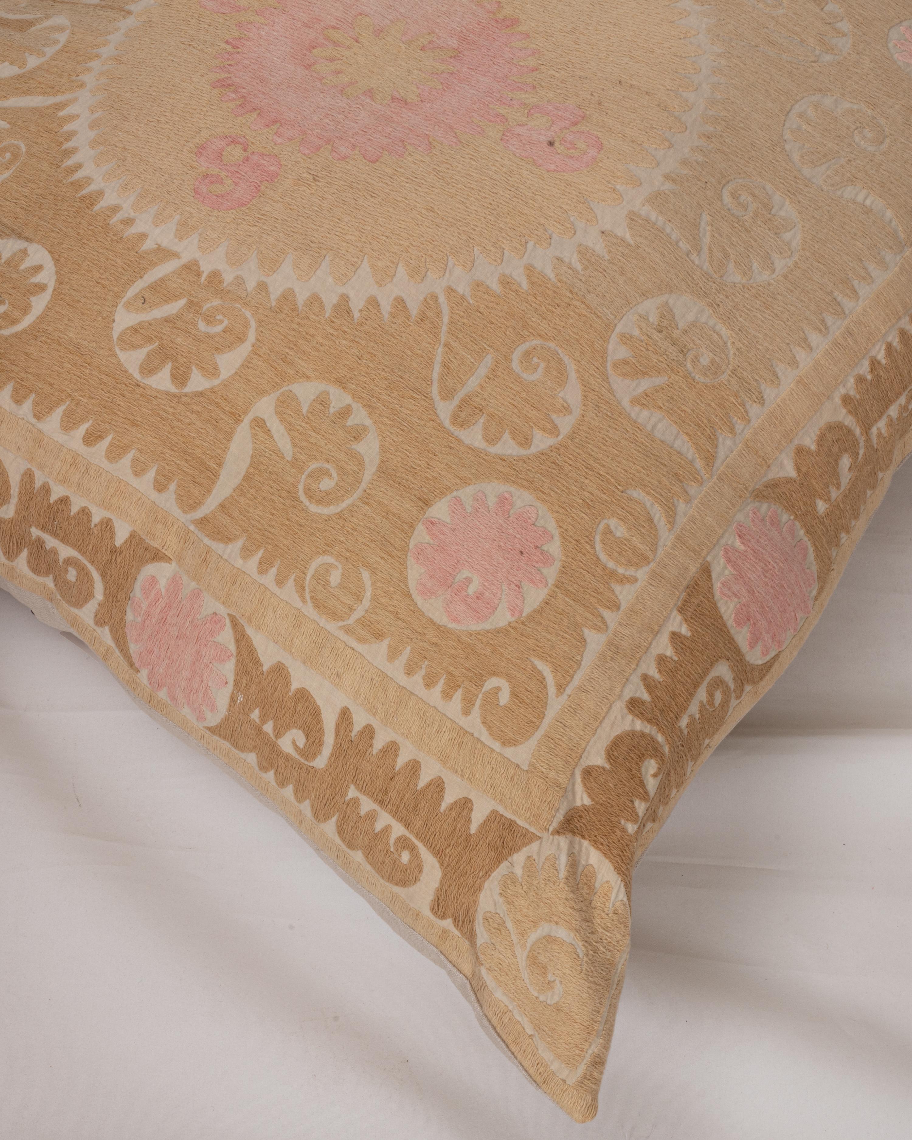 Coussin de sol géant fabriqué à partir d'une Suzani ouzbeke vintage en vente 1
