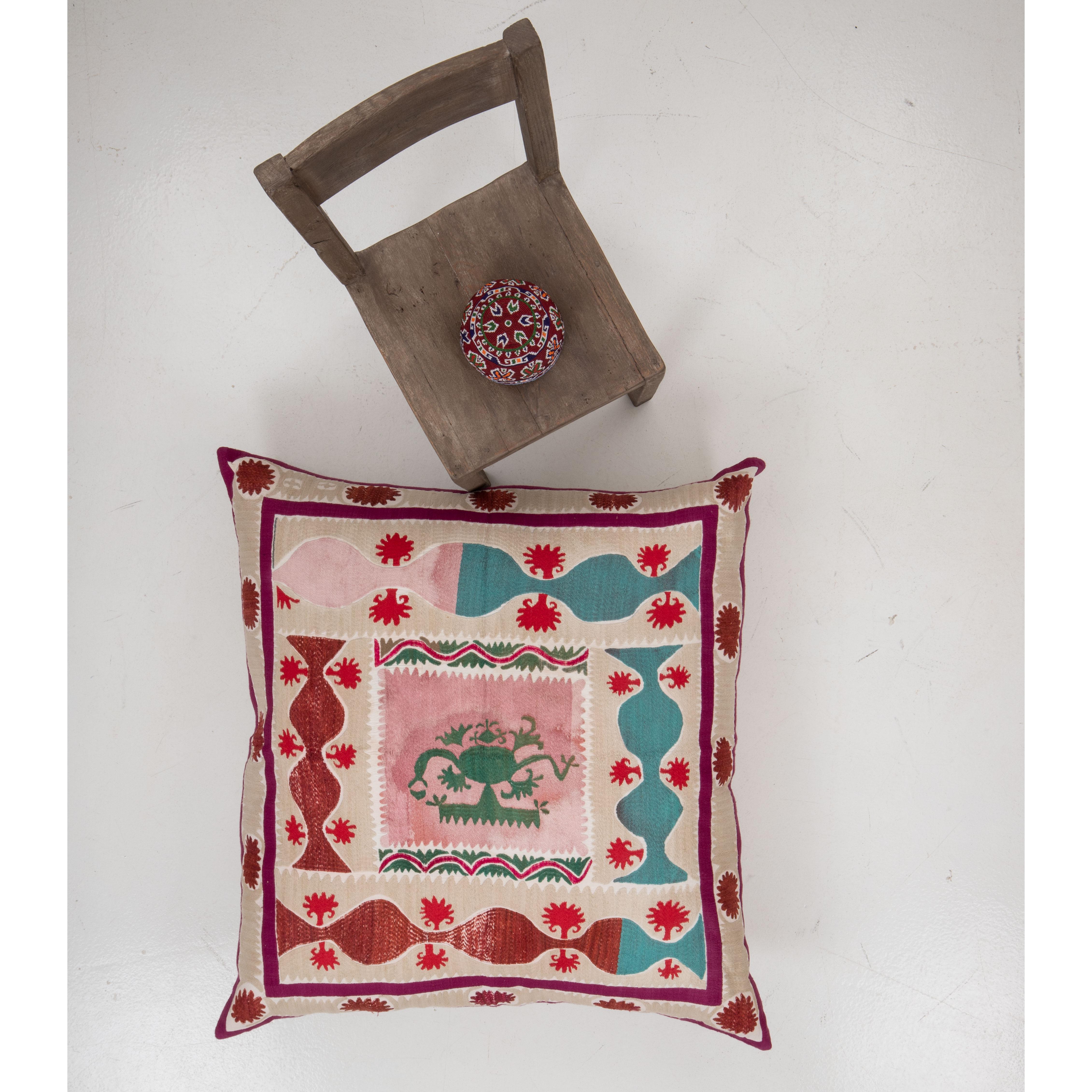Coussin de sol géant fabriqué à partir d'une Suzani ouzbeke vintage en vente 2