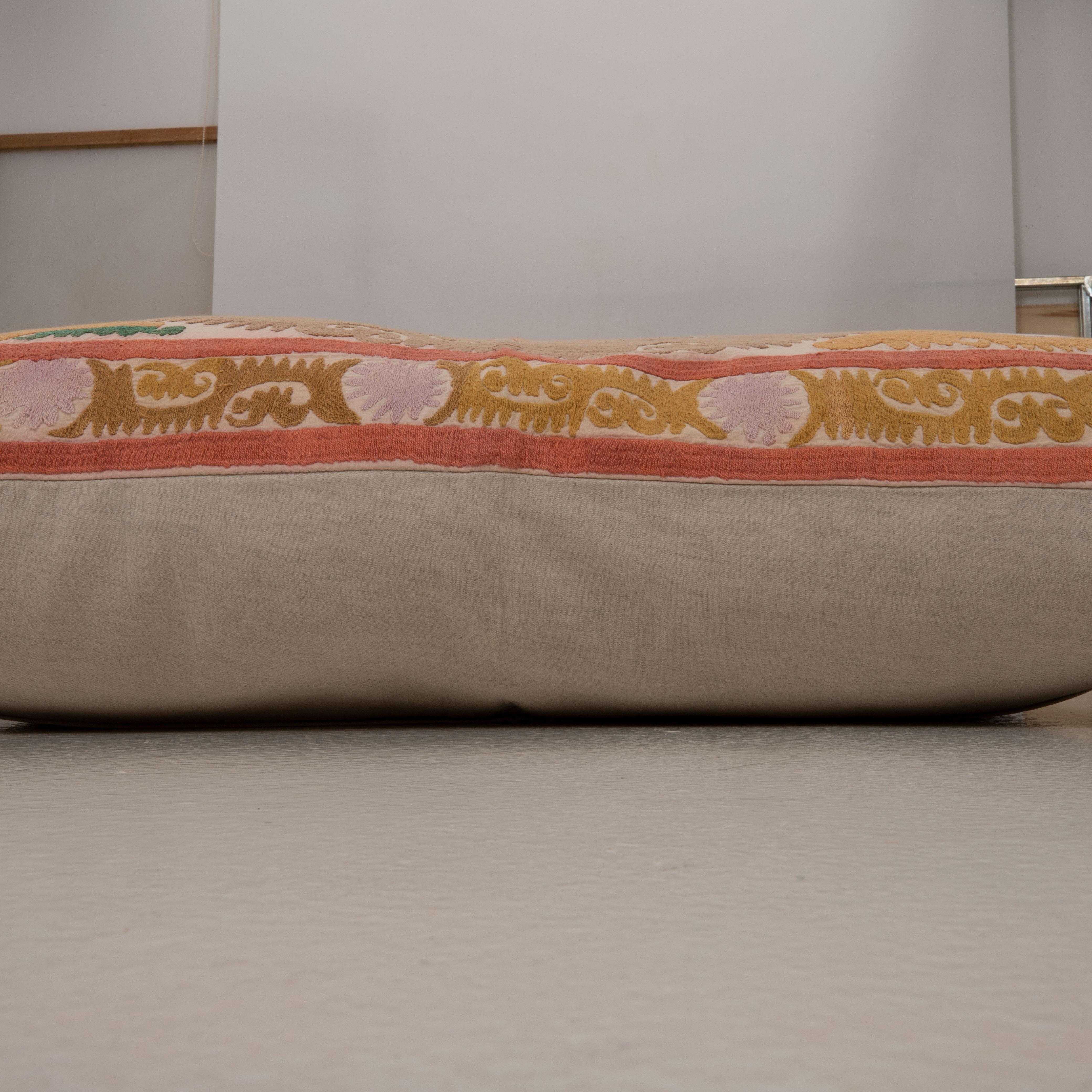 Coussin de sol géant fabriqué à partir d'une Suzani ouzbeke vintage 2