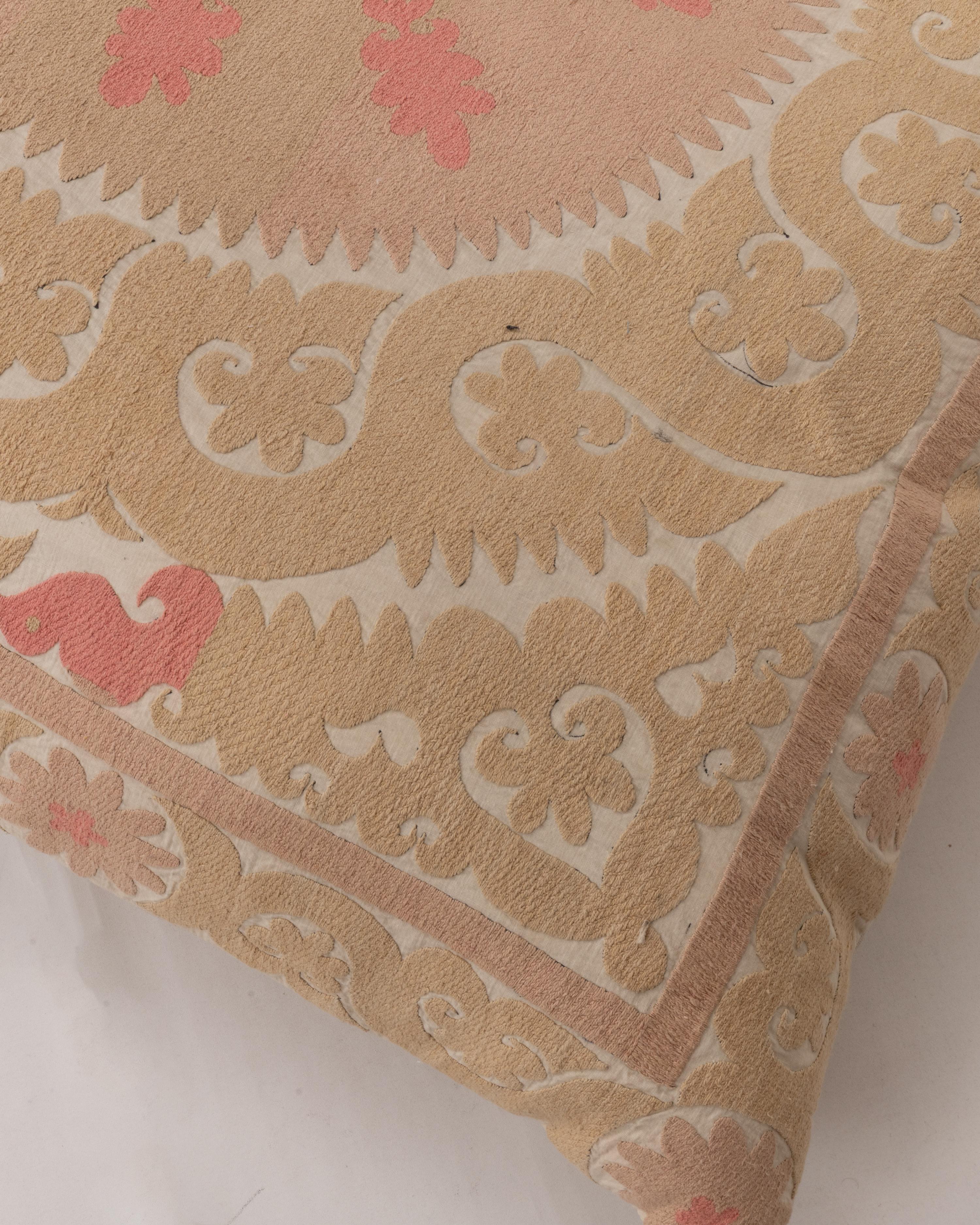 Coussin de sol géant fabriqué à partir d'une Suzani ouzbeke vintage en vente 2