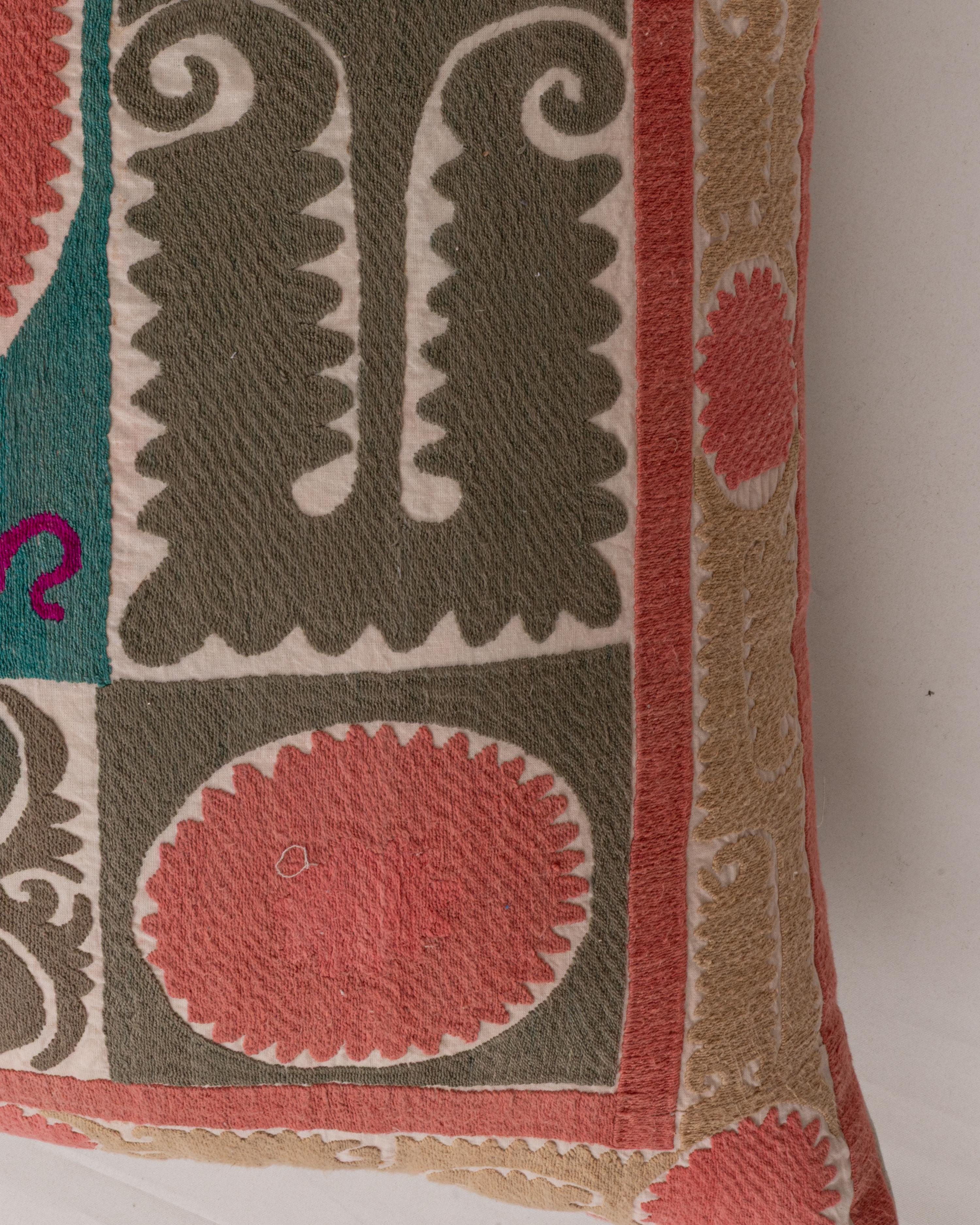 Coussin de sol géant fabriqué à partir d'une Suzani ouzbeke vintage en vente 2