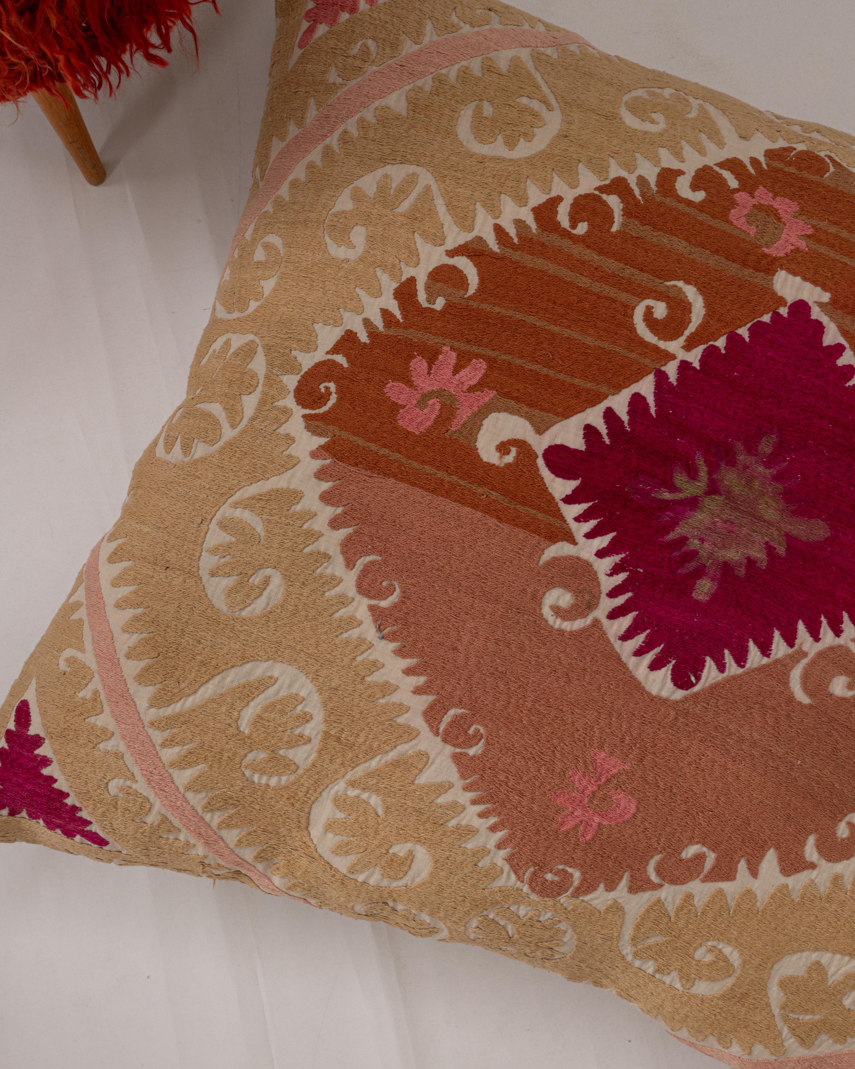 Coussin de sol géant fabriqué à partir d'une Suzani ouzbeke vintage en vente 2