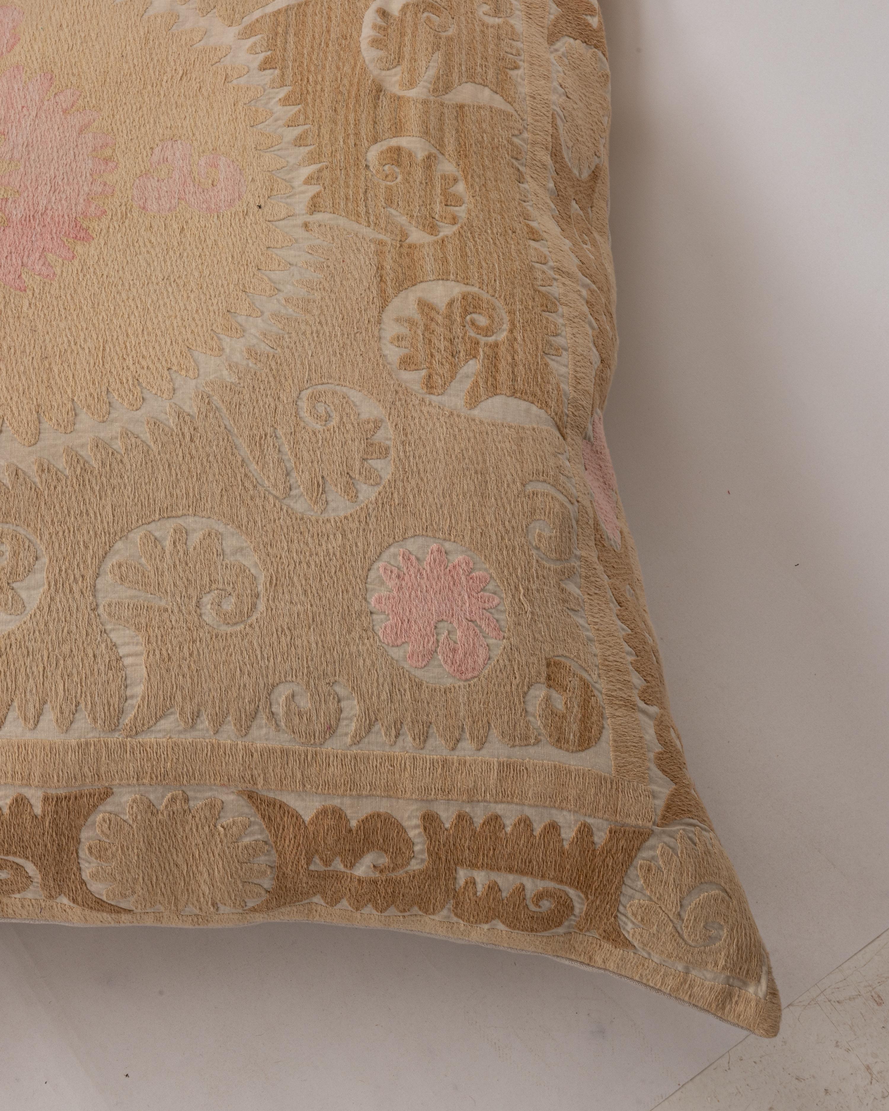 Coussin de sol géant fabriqué à partir d'une Suzani ouzbeke vintage en vente 2