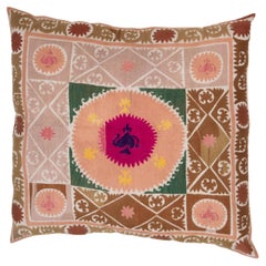 Coussin de sol géant fabriqué à partir d'une Suzani ouzbeke vintage