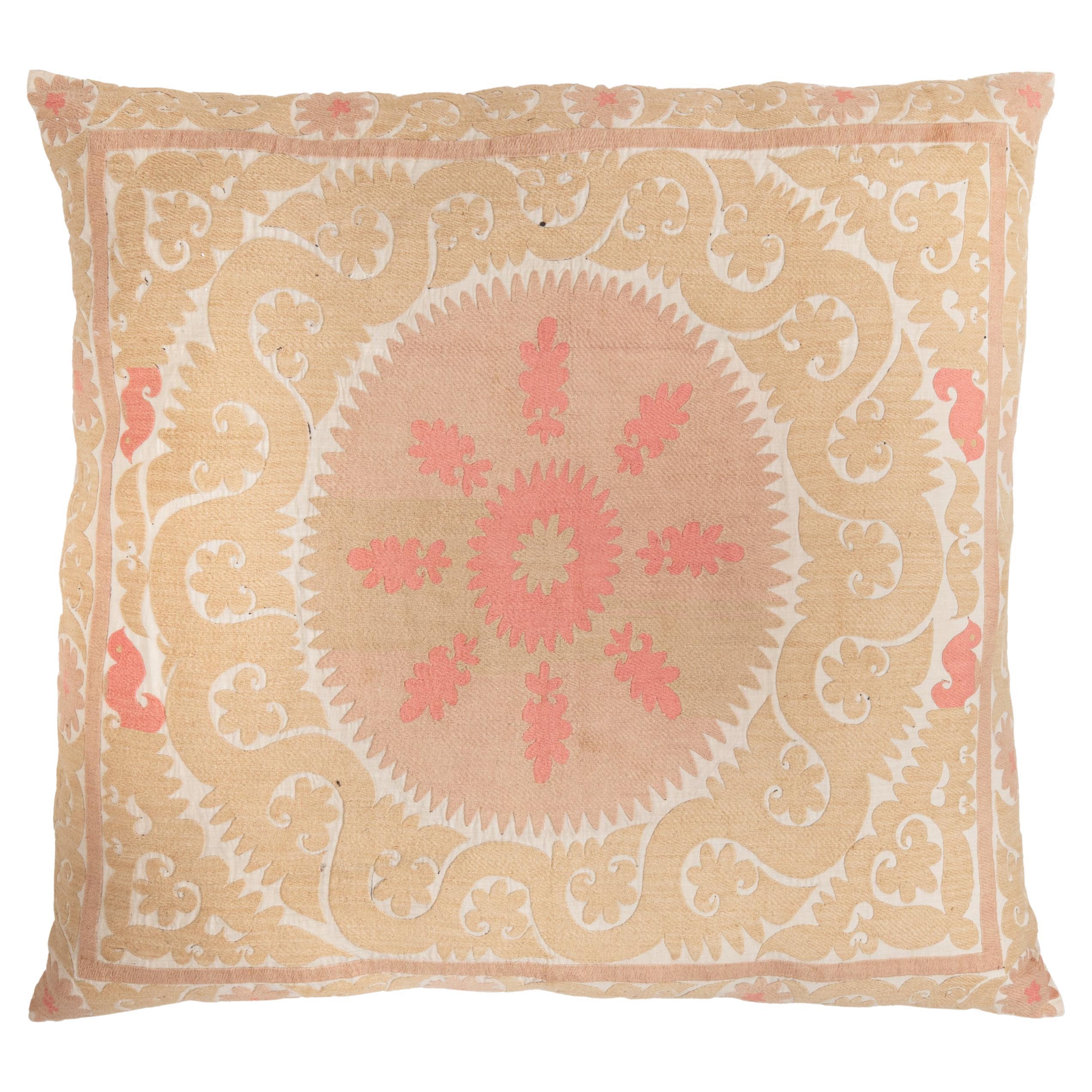 Coussin de sol géant fabriqué à partir d'une Suzani ouzbeke vintage