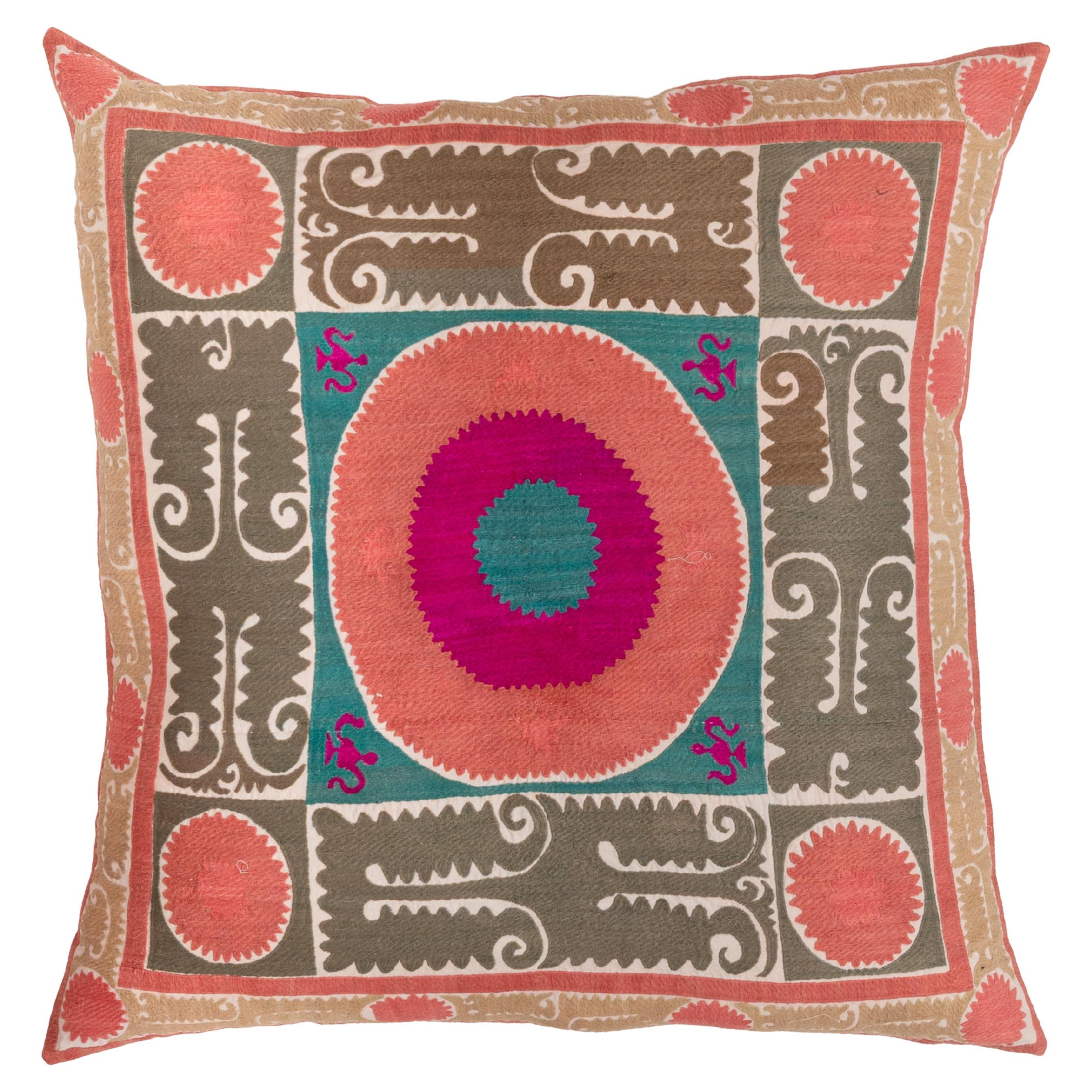 Coussin de sol géant fabriqué à partir d'une Suzani ouzbeke vintage en vente