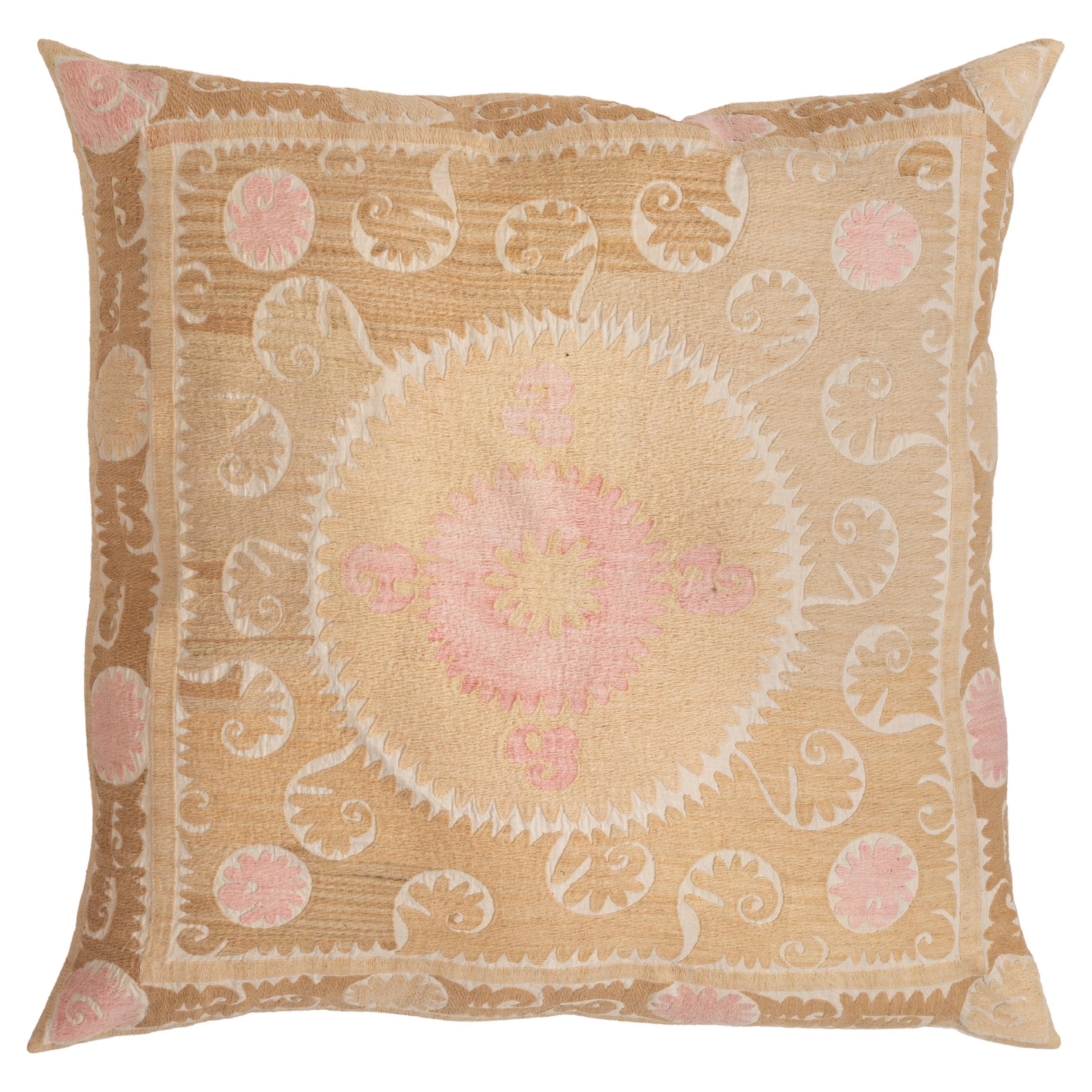 Coussin de sol géant fabriqué à partir d'une Suzani ouzbeke vintage