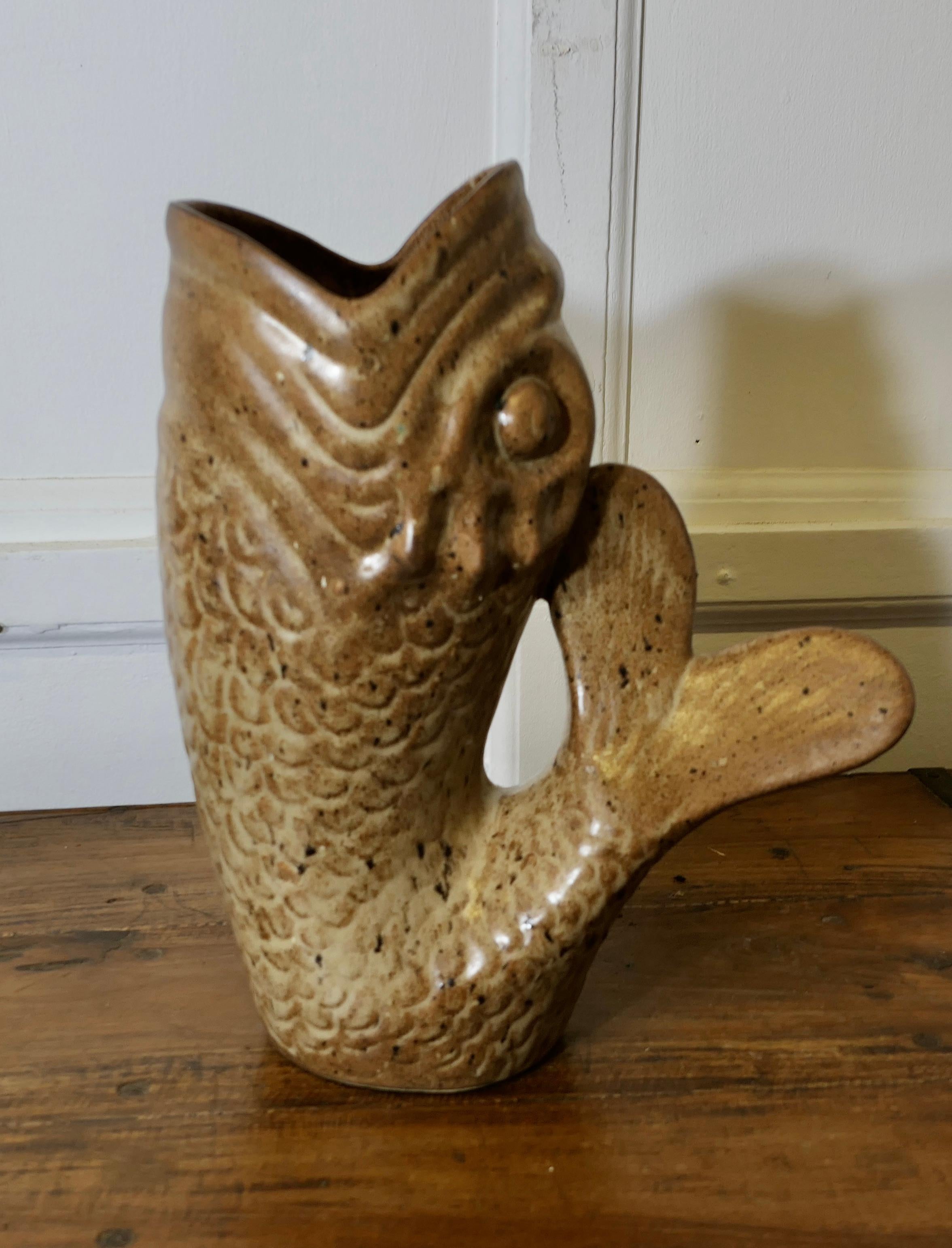 Brocca da pesce gigante francese Vallauris Ceramica 

Un pezzo oversize della ceramica di Vallauris, una brocca o un vaso da pesce molto elegante. Il vaso è in ottime condizioni d'epoca ed è contrassegnato dalla scritta sottostante 
Il pesce è alto