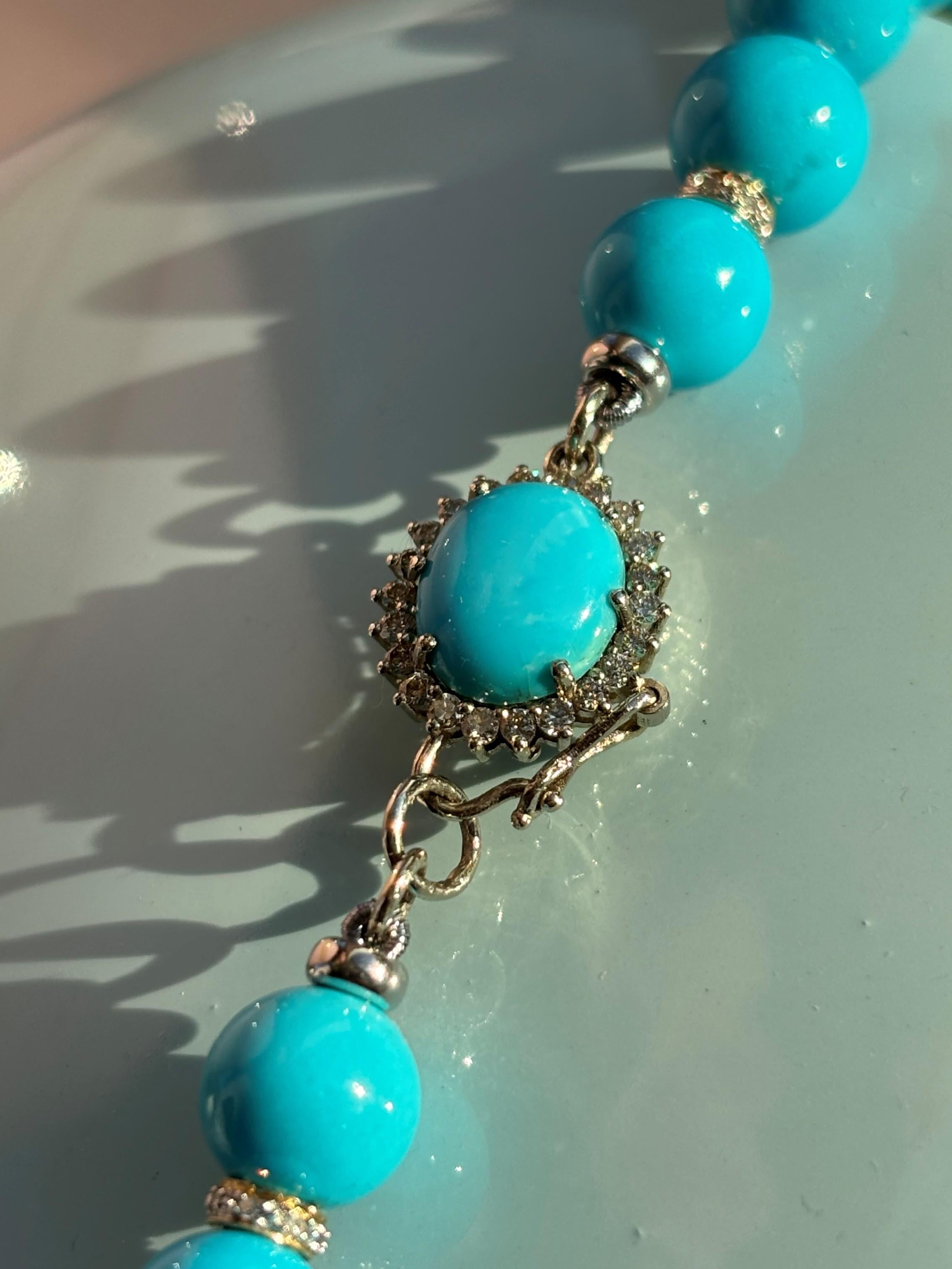 Una regale collana di Turchese di grandi dimensioni con perline e rarissimi Turchesi della Bella Addormentata, di dimensioni eccezionali e in condizioni quasi impeccabili. Rifinito con diamanti scintillanti e una regale chiusura in oro massiccio con