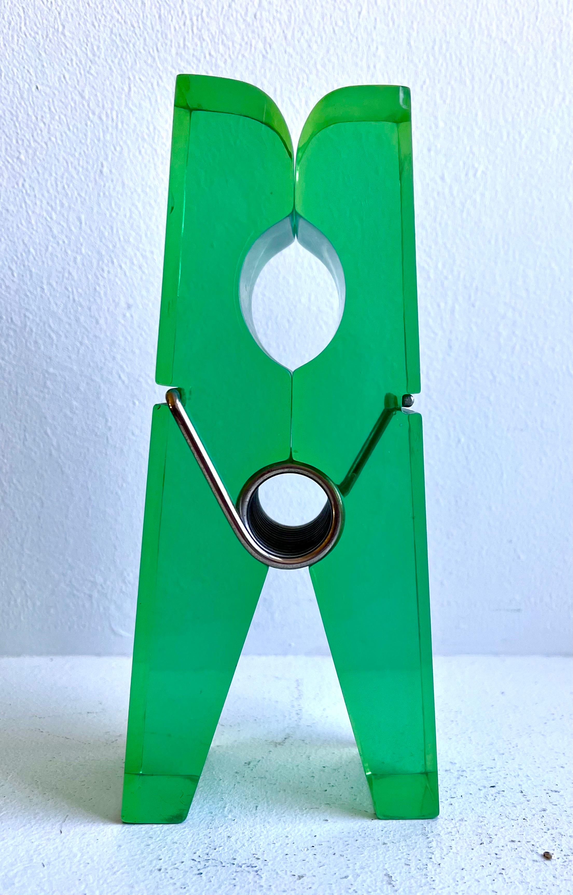 Molletta gigante in acrilico verde
Post-moderno / Anni '80

